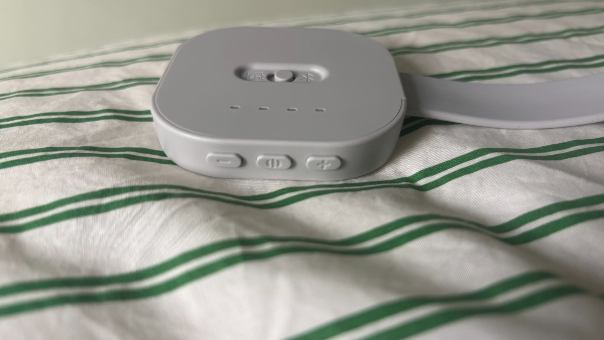 לוח הבקרה של Jabees PEACE Duo Pillow Speaker.