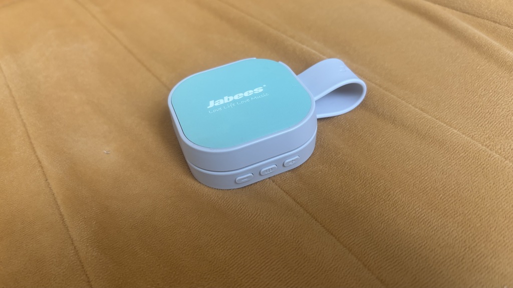 רמקול הכרית של Jabees PEACE Duo עם הרמקולים שלו סגורים.
