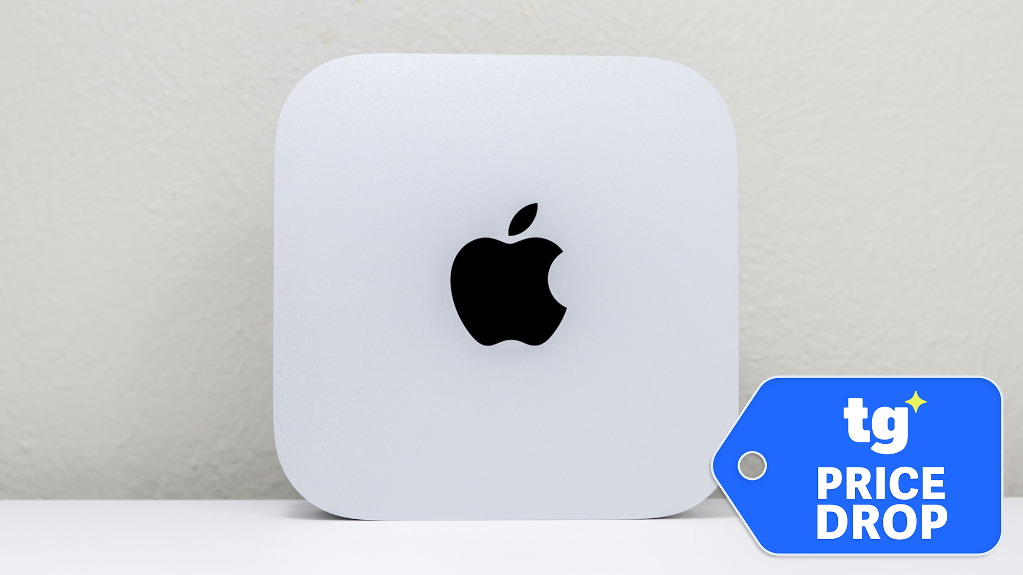 Mac mini M4 מוצג זקוף עם לוגו של אפל על השולחן