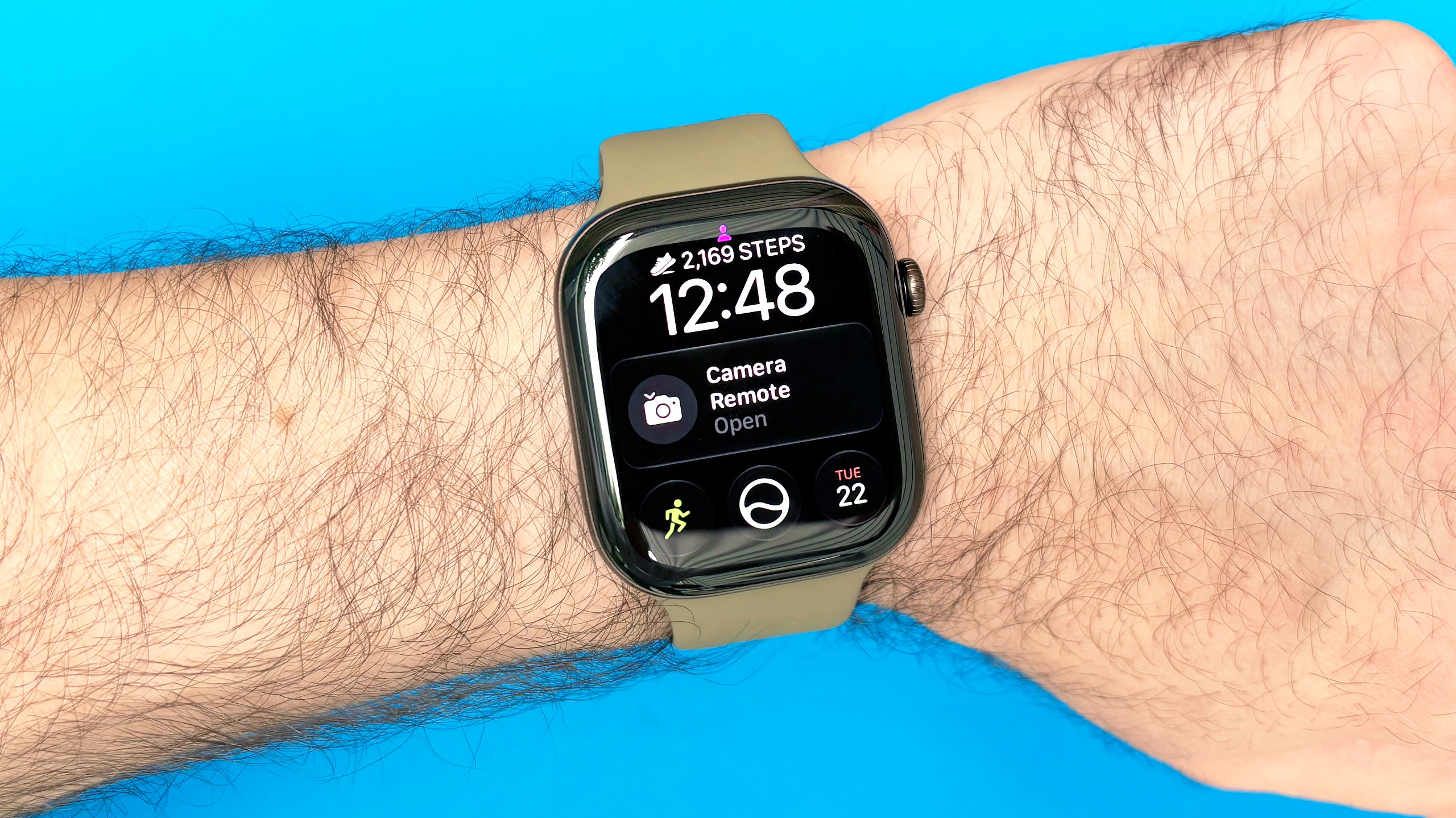 תקריב של ה-Apple Watch 12 על פרק כף היד של משתמש עם ווידג'ט ספירת הצעדים שמוצג על פני השעון