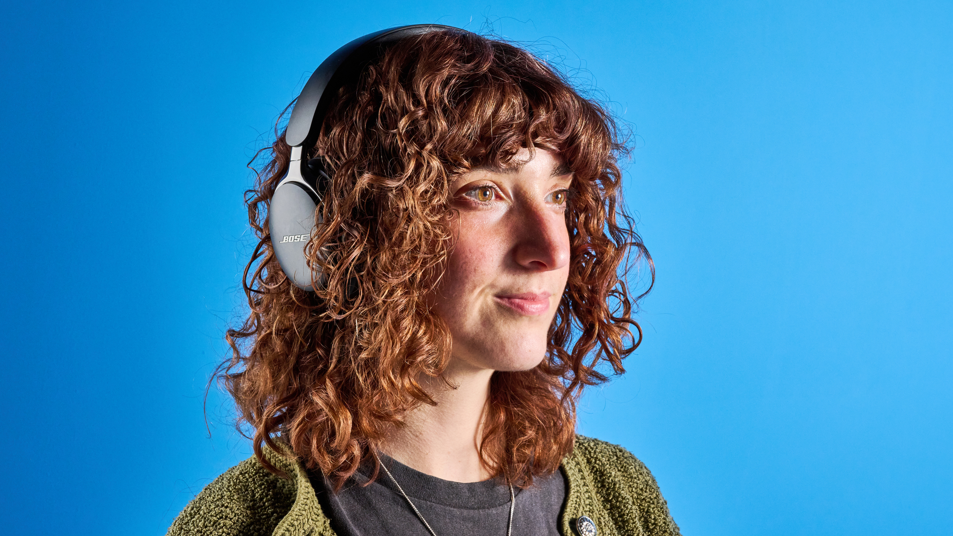 אוזניות ה-bose quietcomfort אולטרה gen 2 בשחור שצולמו על רקע מדריך טום כחול