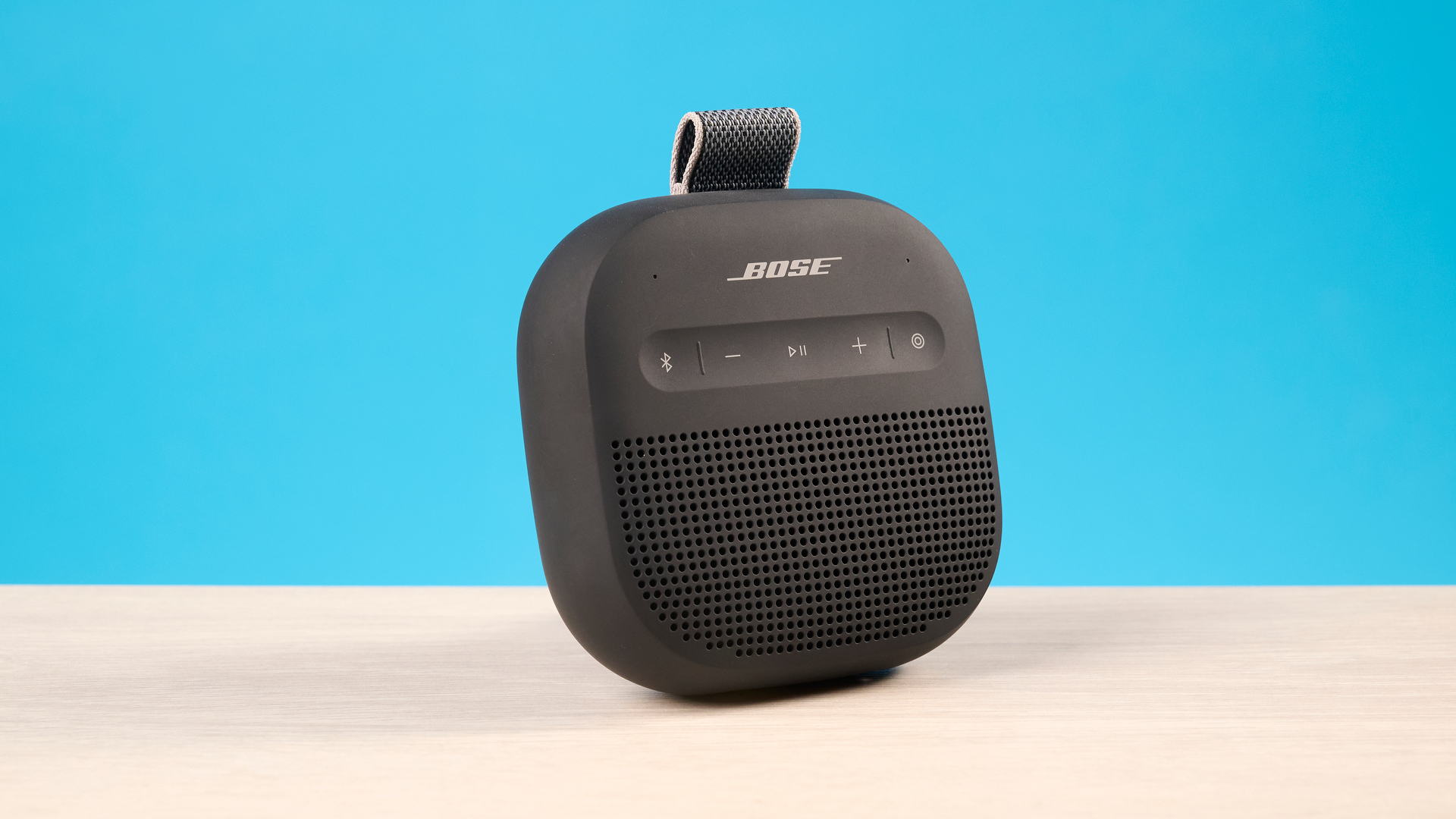 Bose SoundLink Micro 2 בצבע שחור מצולם מול רקע כחול
