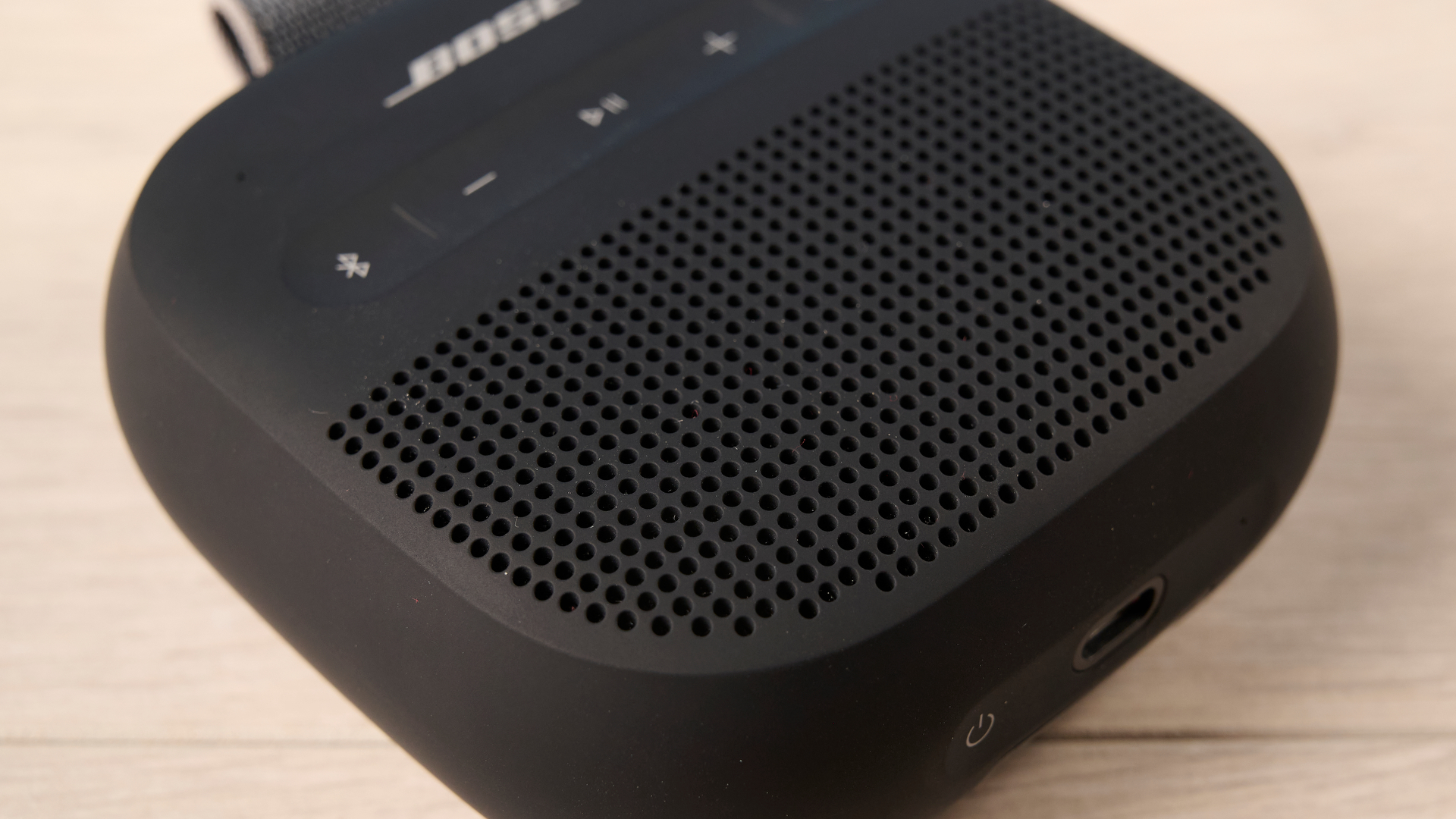 Bose SoundLink Micro 2 בצבע שחור מצולם מול רקע כחול