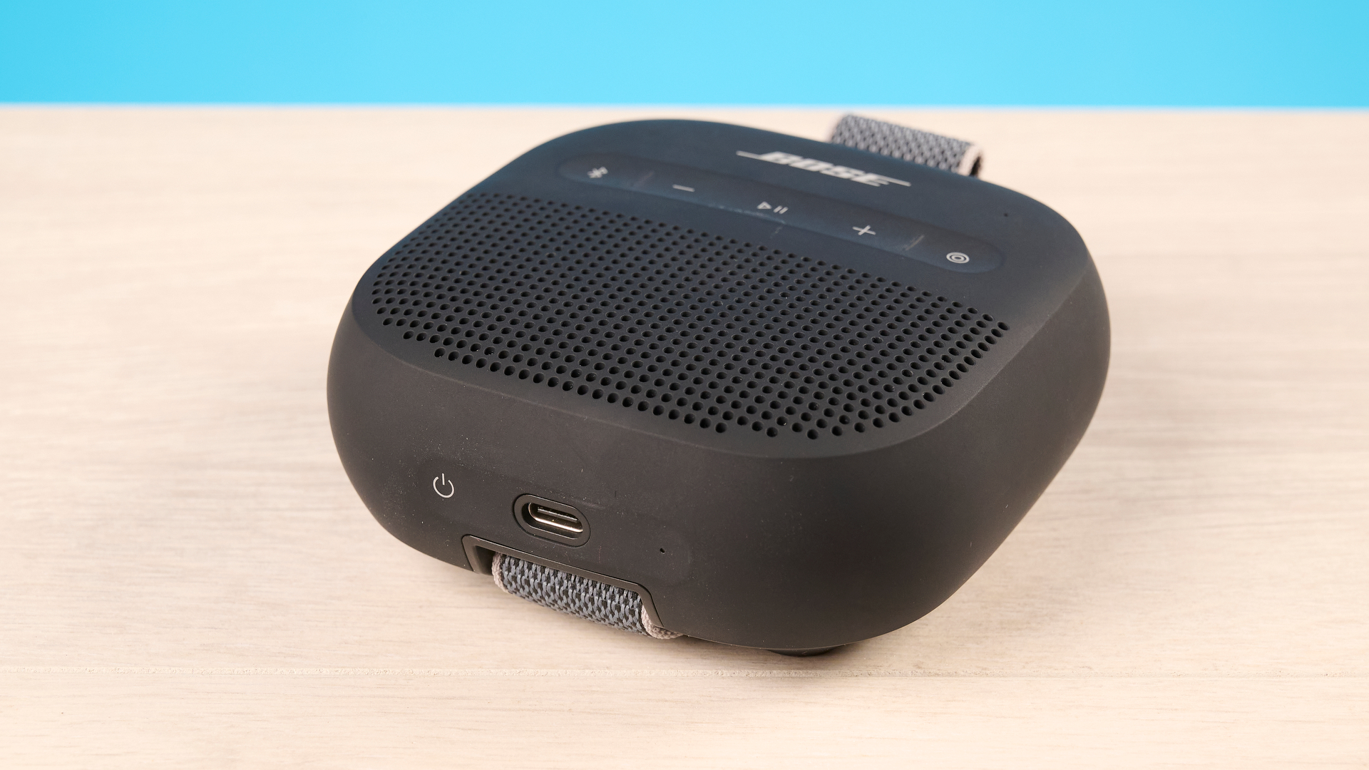Bose SoundLink Micro 2 בצבע שחור מצולם מול רקע כחול