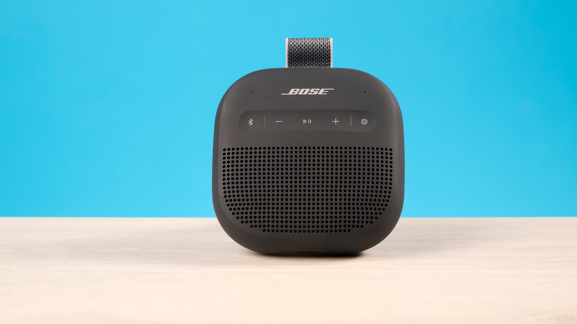 Bose SoundLink Micro 2 בצבע שחור מצולם מול רקע כחול