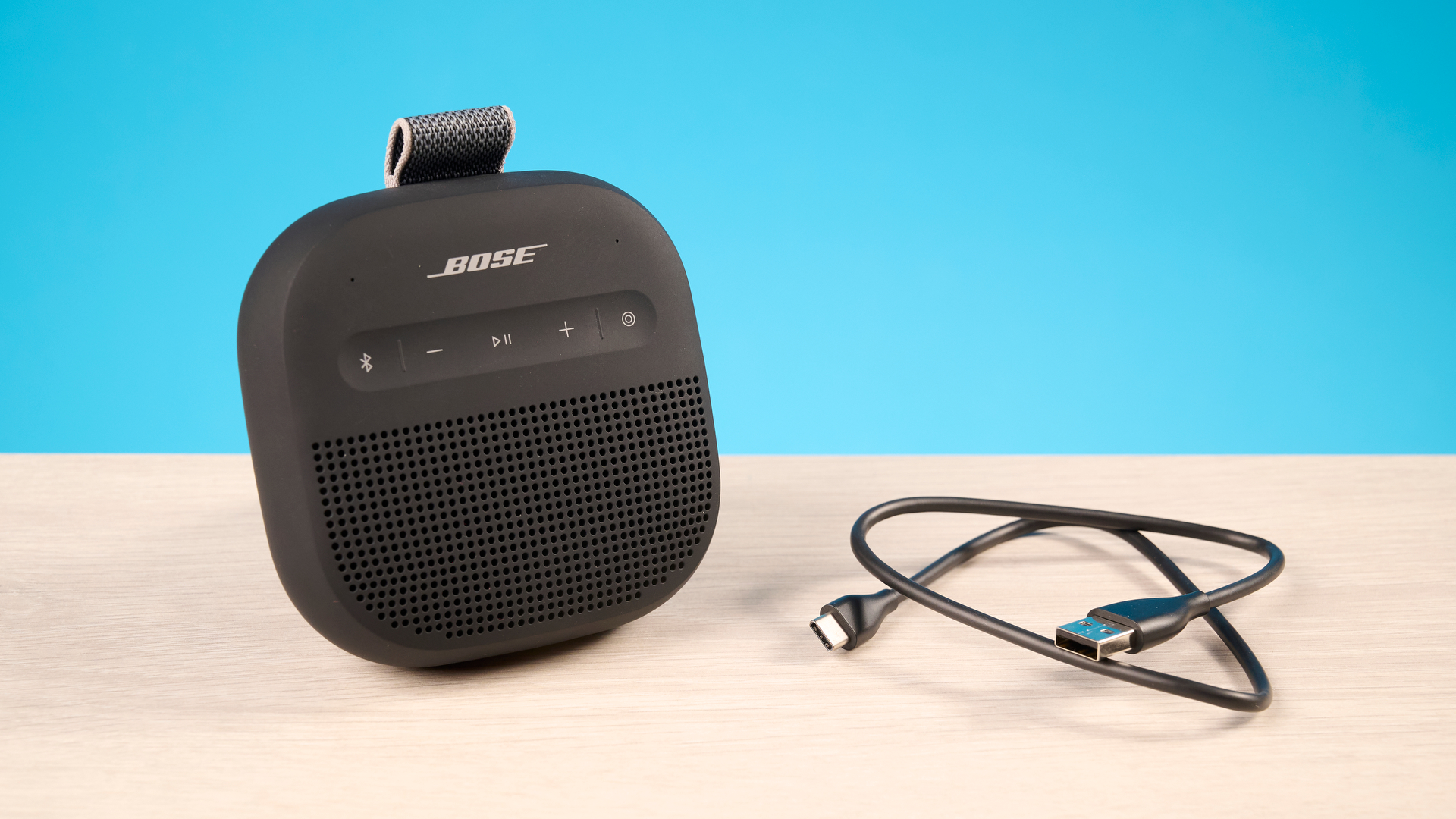 Bose SoundLink Micro 2 בצבע שחור מצולם מול רקע כחול