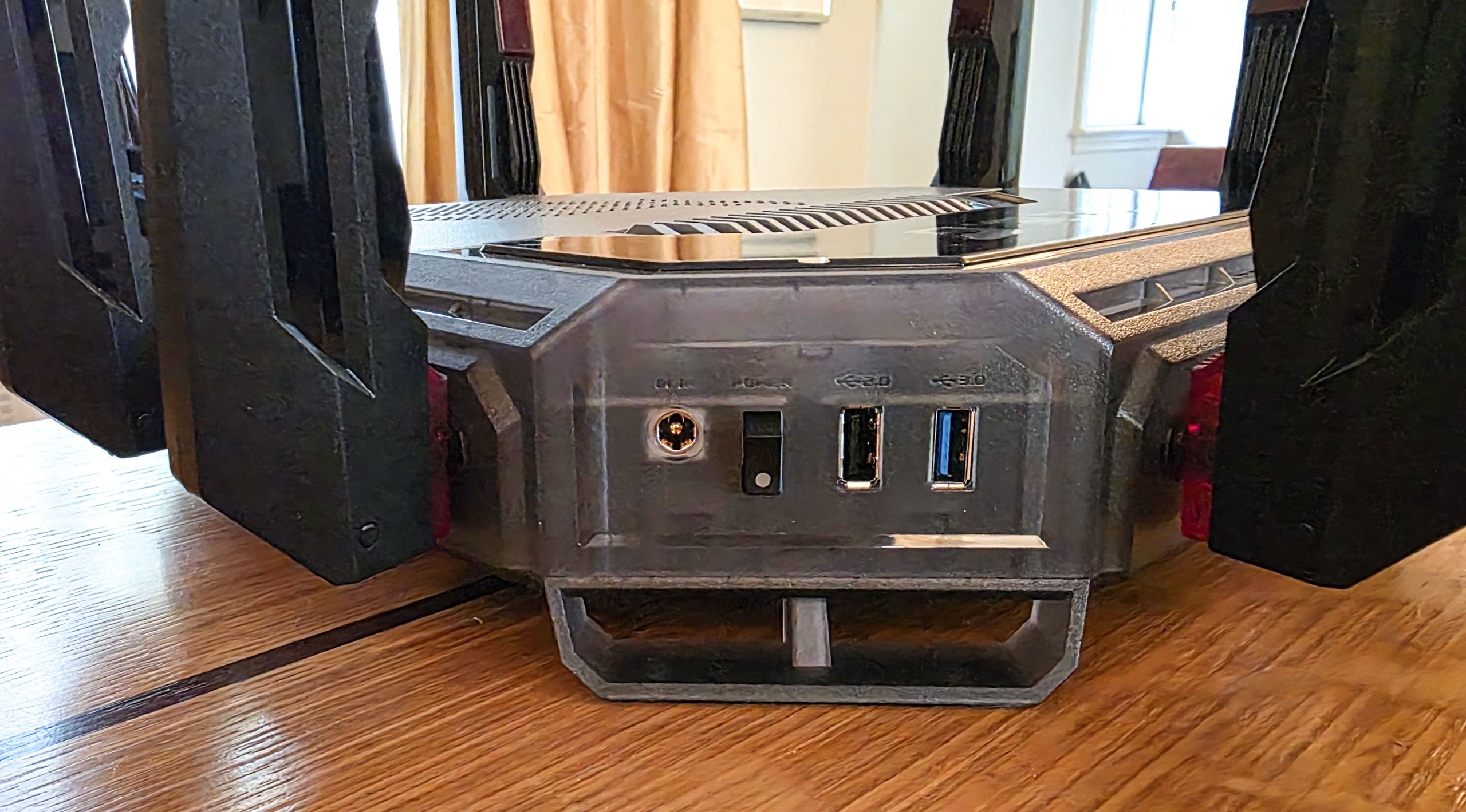 היציאות הצדדיות של נתב המשחקים Asus ROG Rapture GT-BN98 Pro