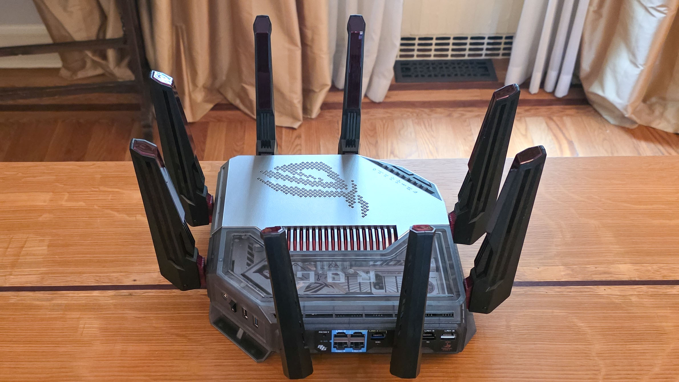 האנטנות בנתב המשחקים Asus ROG Rapture GT-BN98 Pro