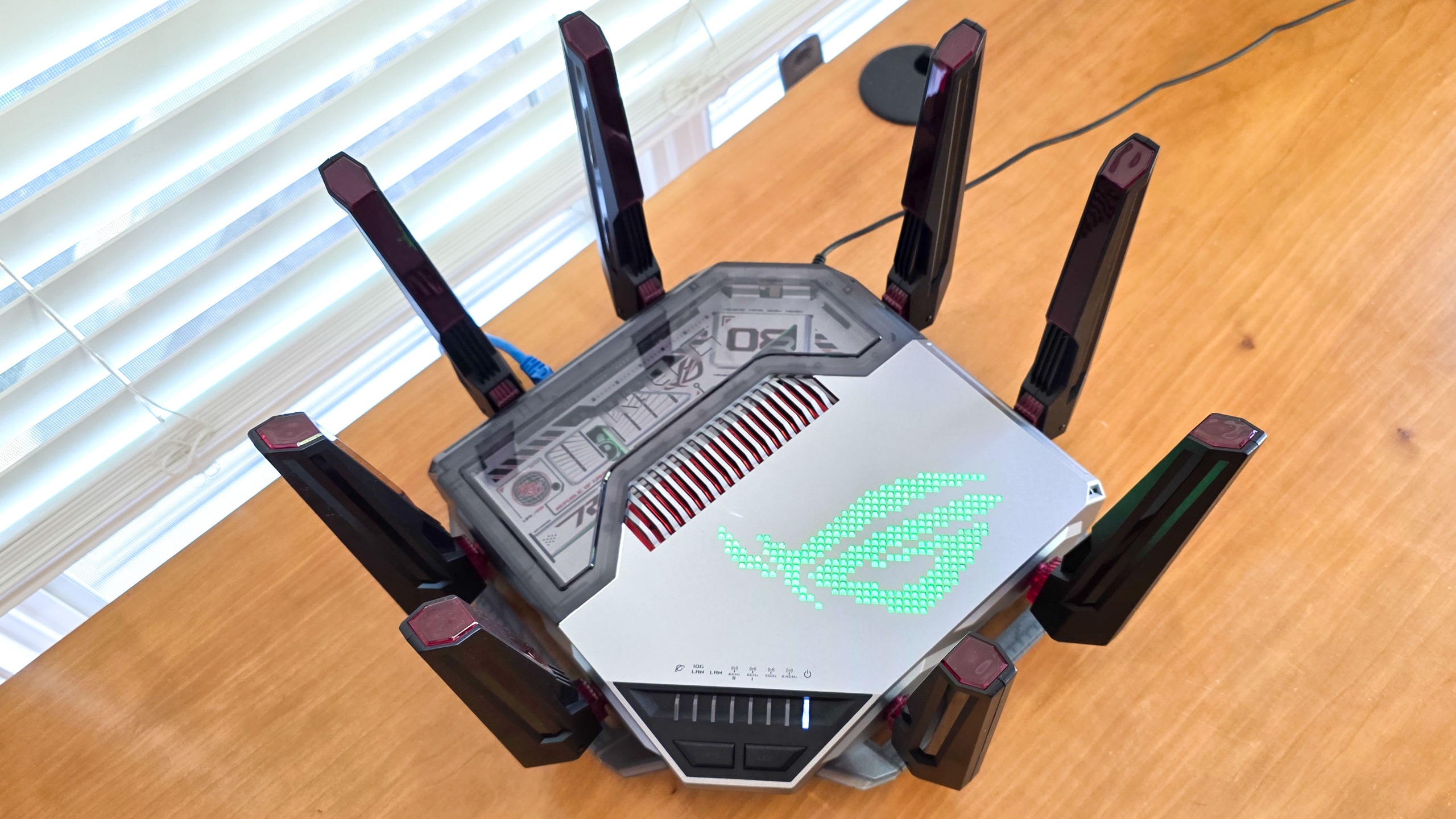 נתב המשחקים Asus ROG Rapture GT-BN98 Pro מחובר והופעל