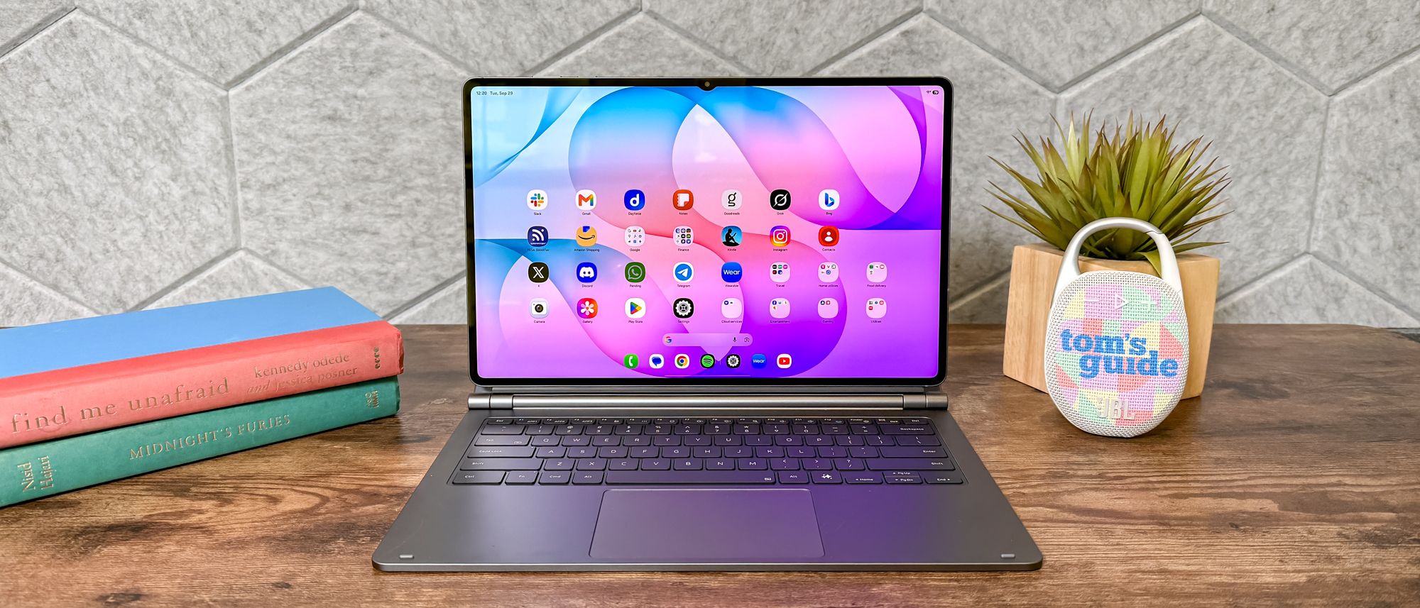 בדקתי את Samsung Galaxy Tab S12 Ultra במשך שבוע - וזה טאבלט האנדרואיד הטוב ביותר עד כה מאת Tony Polanco פורסם ב-30 בספטמבר 26 מומלץ Samsung Galaxy Tab S12 Ultra מרשים הודות לפאנל OLED בגודל 14.6 אינץ' והעיצוב הדק שלו. למרות שהוא יקר יותר, זה עדיין אידיאלי עבור אנשים שמחפשים טאבלט ענק.