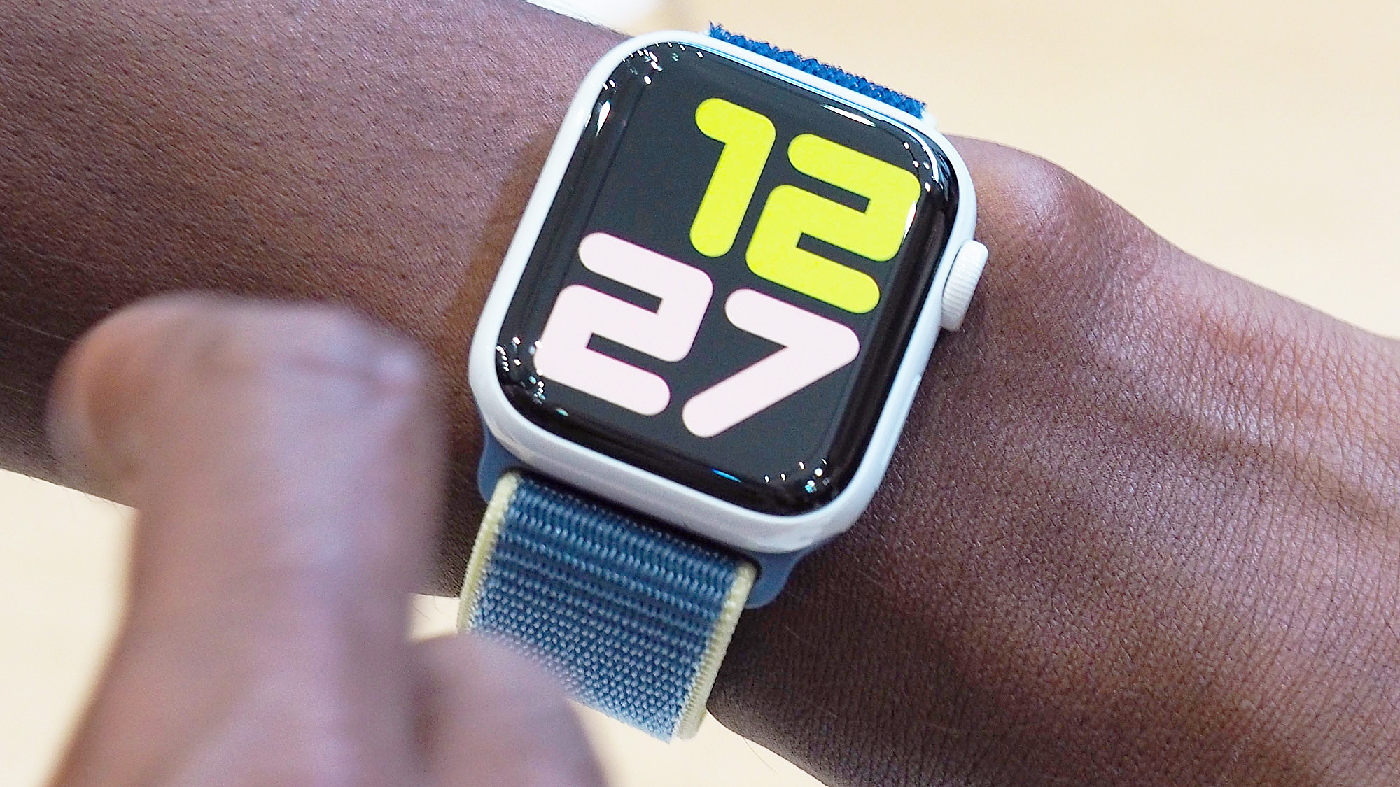 תקריב של Apple Watch Series 5 בקרמיקה לבנה על פרק כף היד של המשתמש