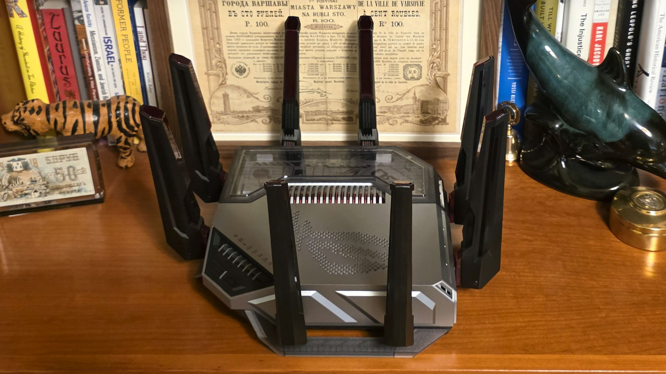 Asus ROG Rapture GT-BN98 Pro נראה מהצד על מדף ספרים