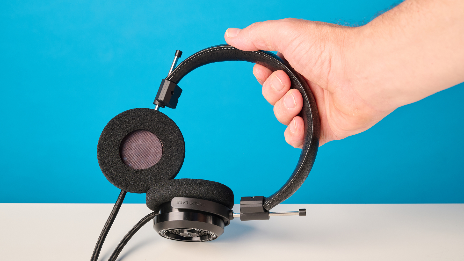 Grado SR325 צולם מול רקע כחול