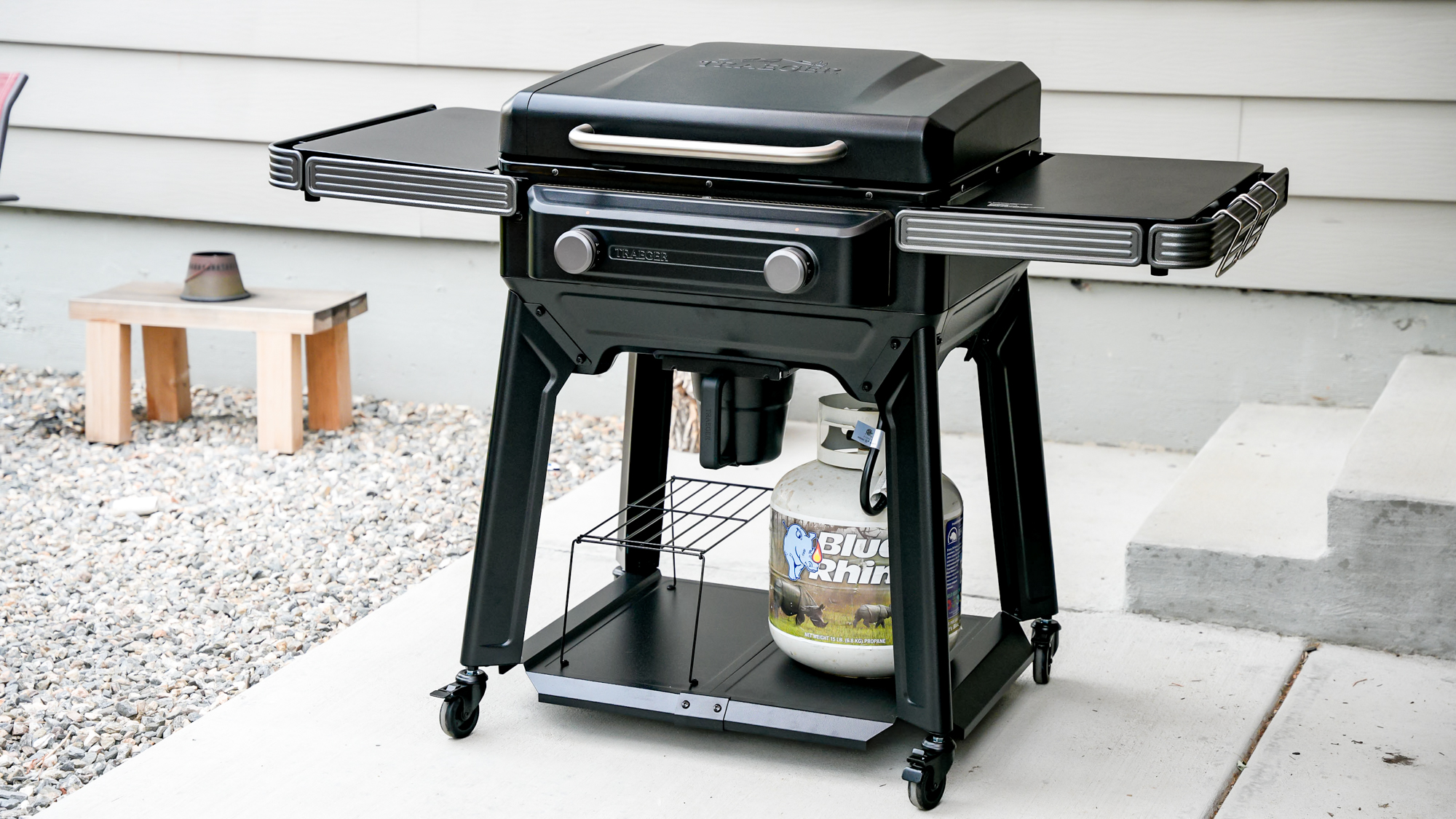 Traeger Flatrock 2 Zone Griddle בחצר אחורית