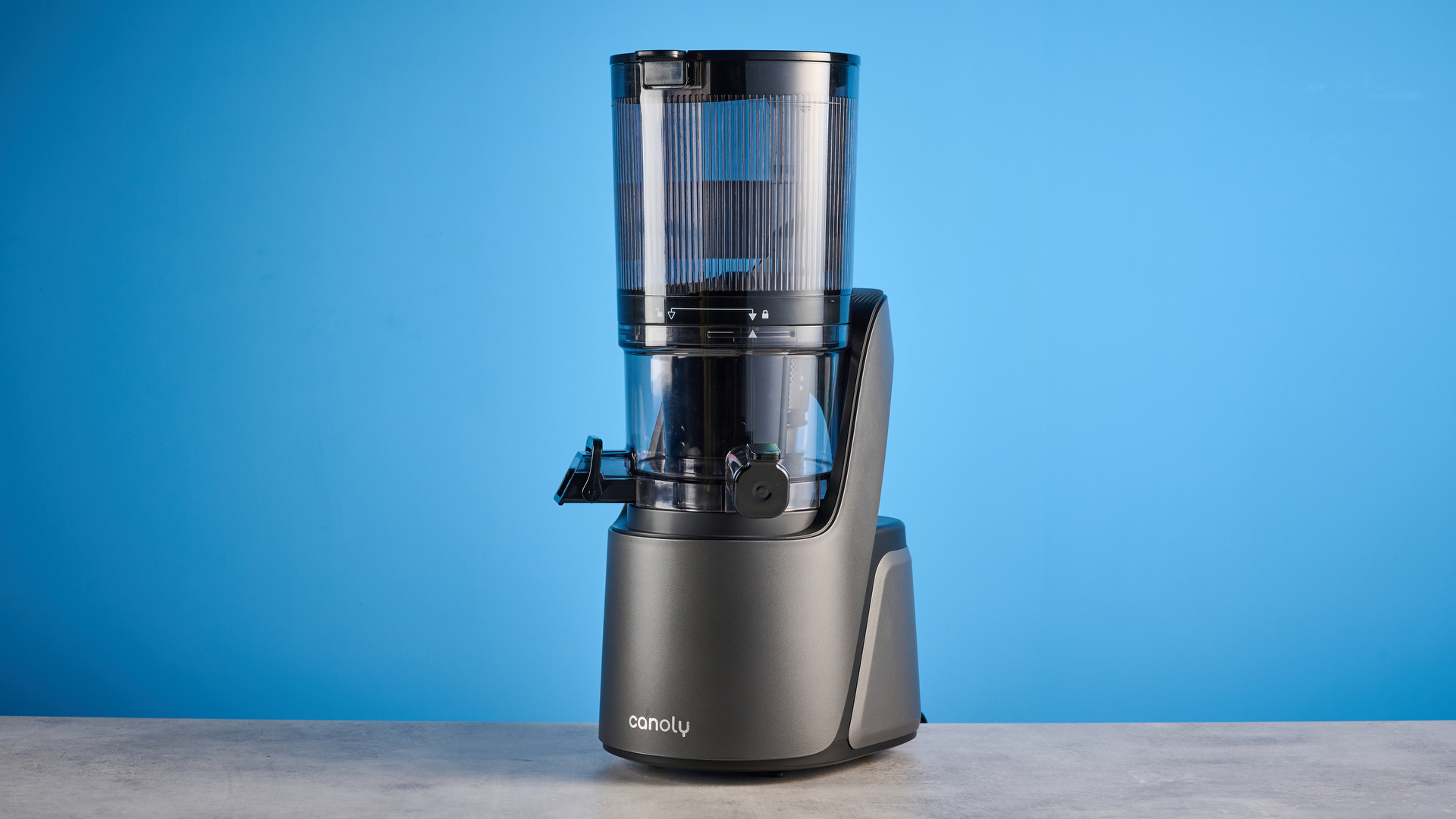 Canoly C16 Cold Press Juicer מצולם מול רקע כחול