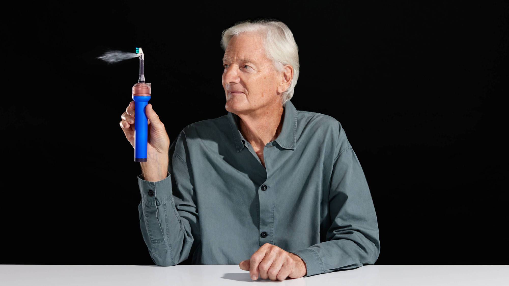 ג'יימס דייסון מחזיק את Dyson CameraJet