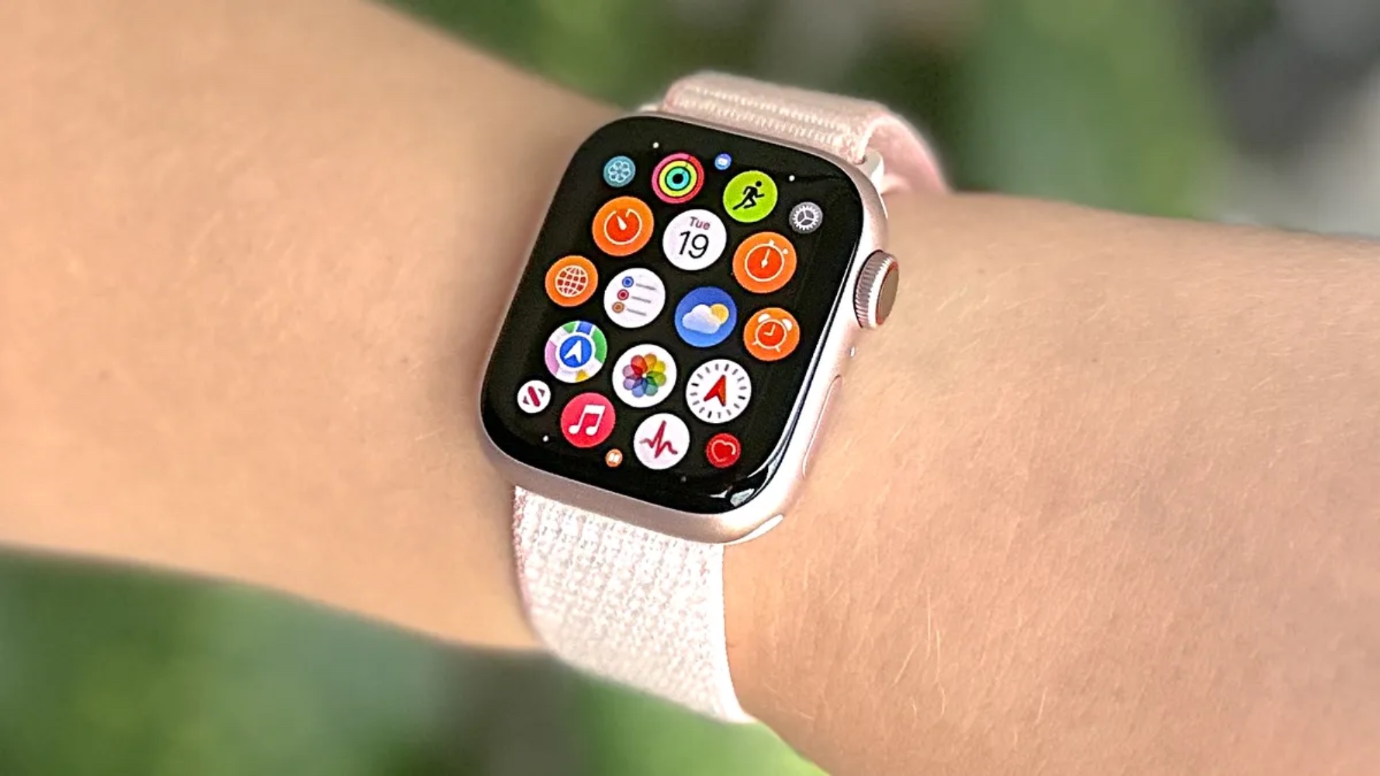 Apple Watch Series 9 על פרק כף היד 
