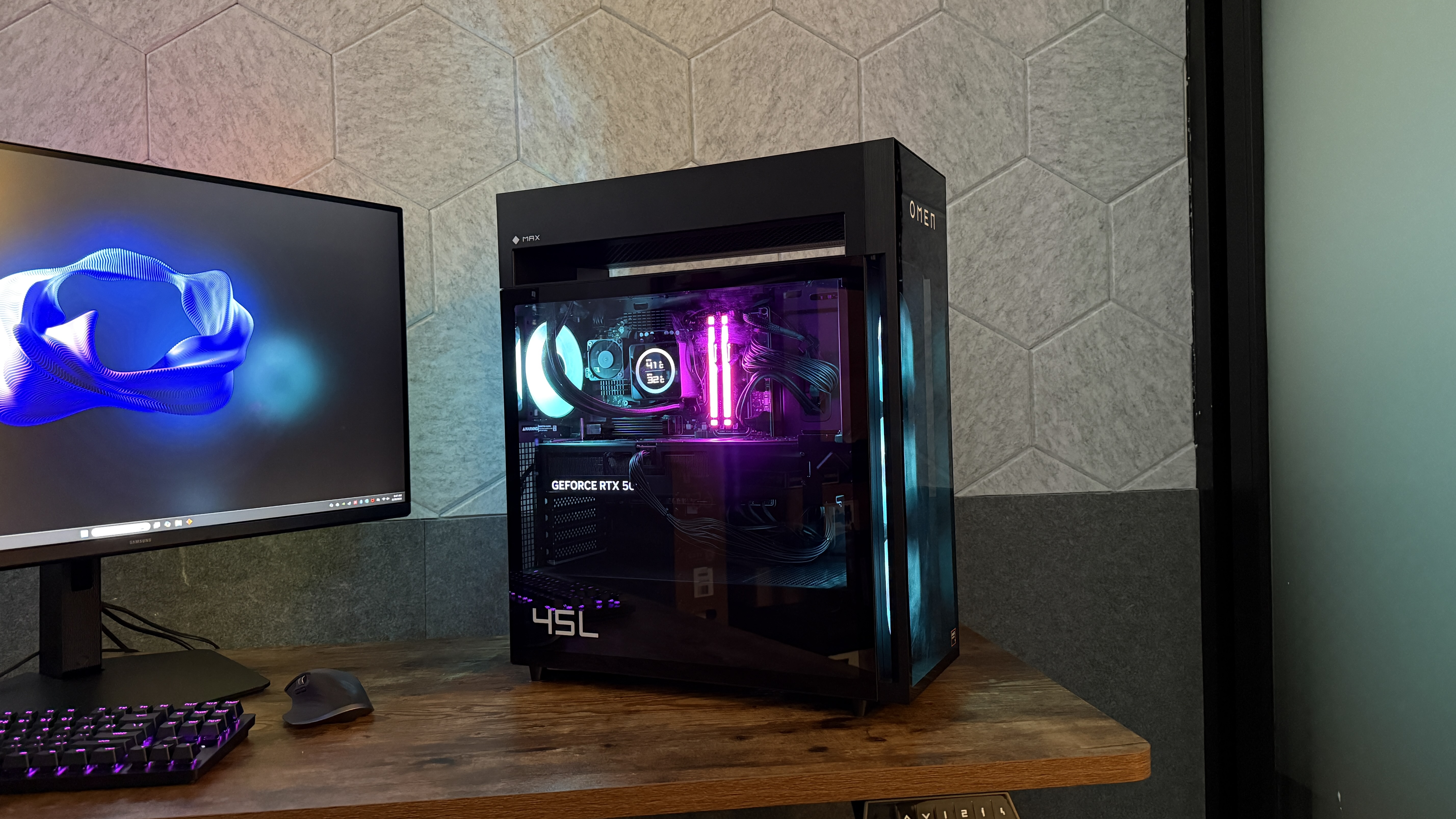 HP Omen Max 45L על שולחן עם תאורת RGB מופעלת