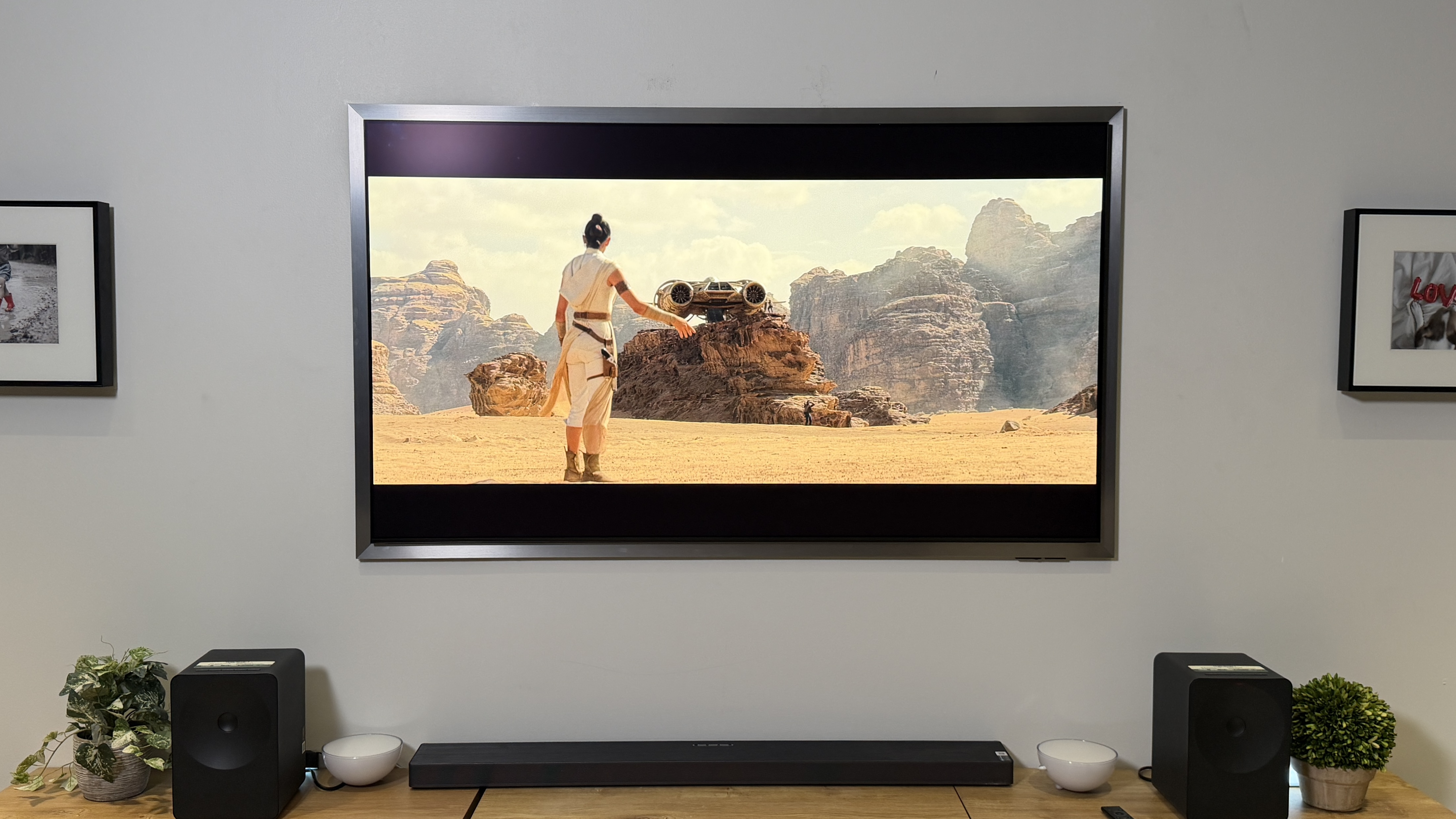 טלוויזיית ה-OLED S95H של סמסונג בעמדה צמודת קיר המציגה סצנה מתוך "מלחמת הכוכבים: עלייתו של סקייווקר"