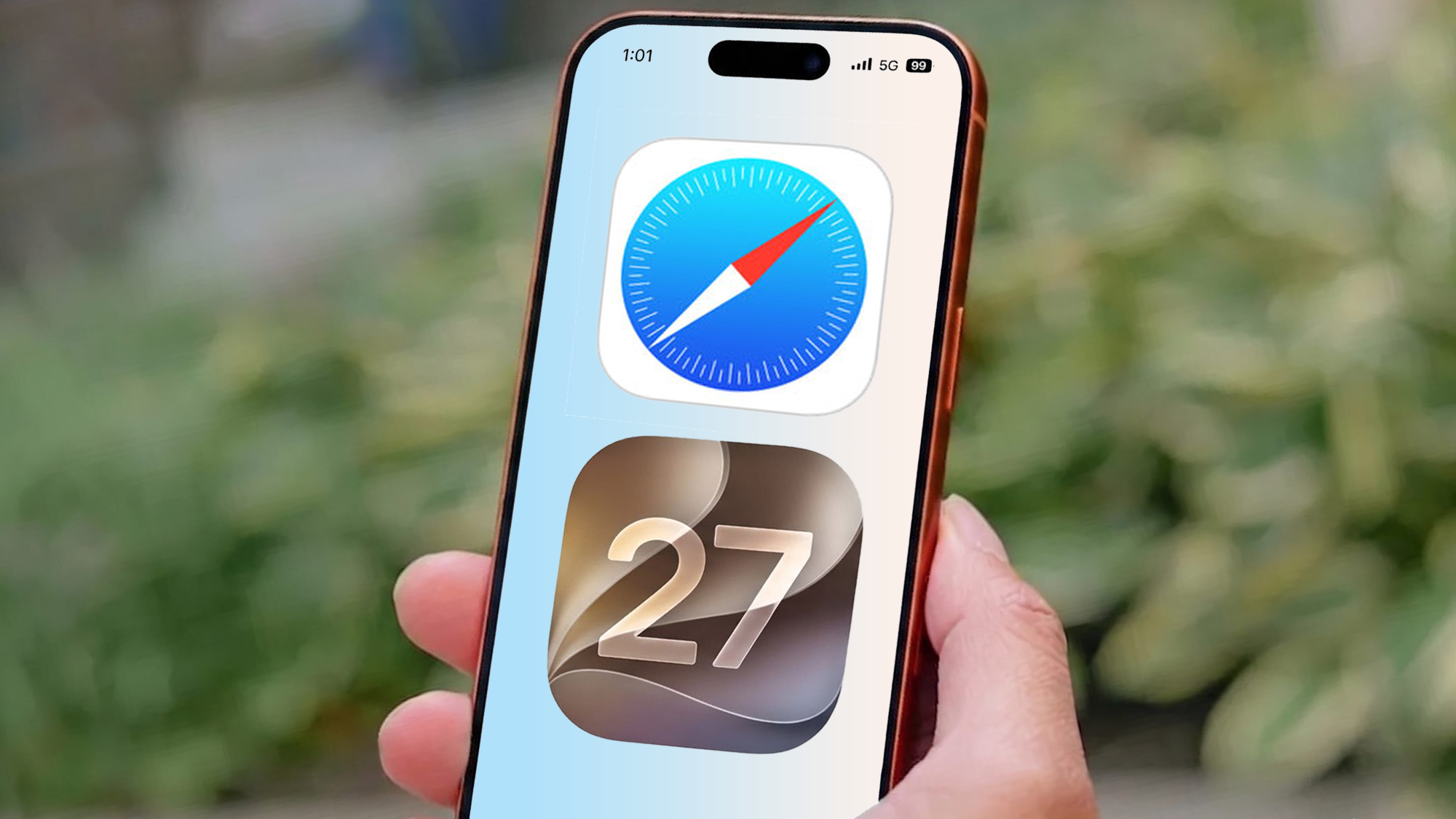 תמונה של מסך אייפון המציג את סמל אפליקציית Safari במרכז ואת הלוגו של iOS 27