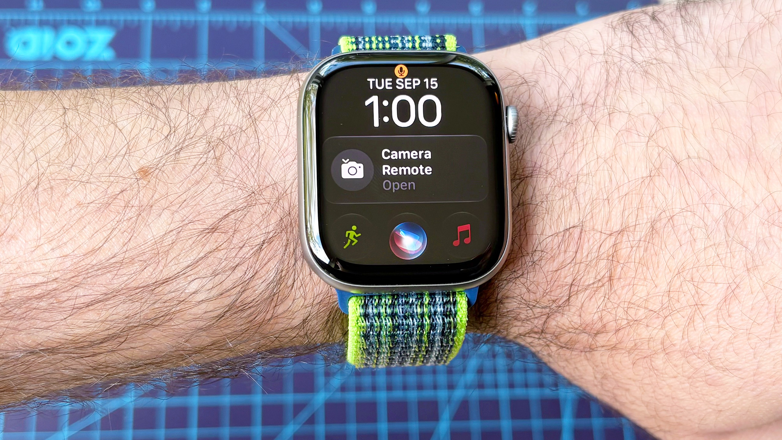 תקריב של תהליך ההתקנה של Siri AI באמצעות Apple Watch 11 ו-iPhone 16 Plus