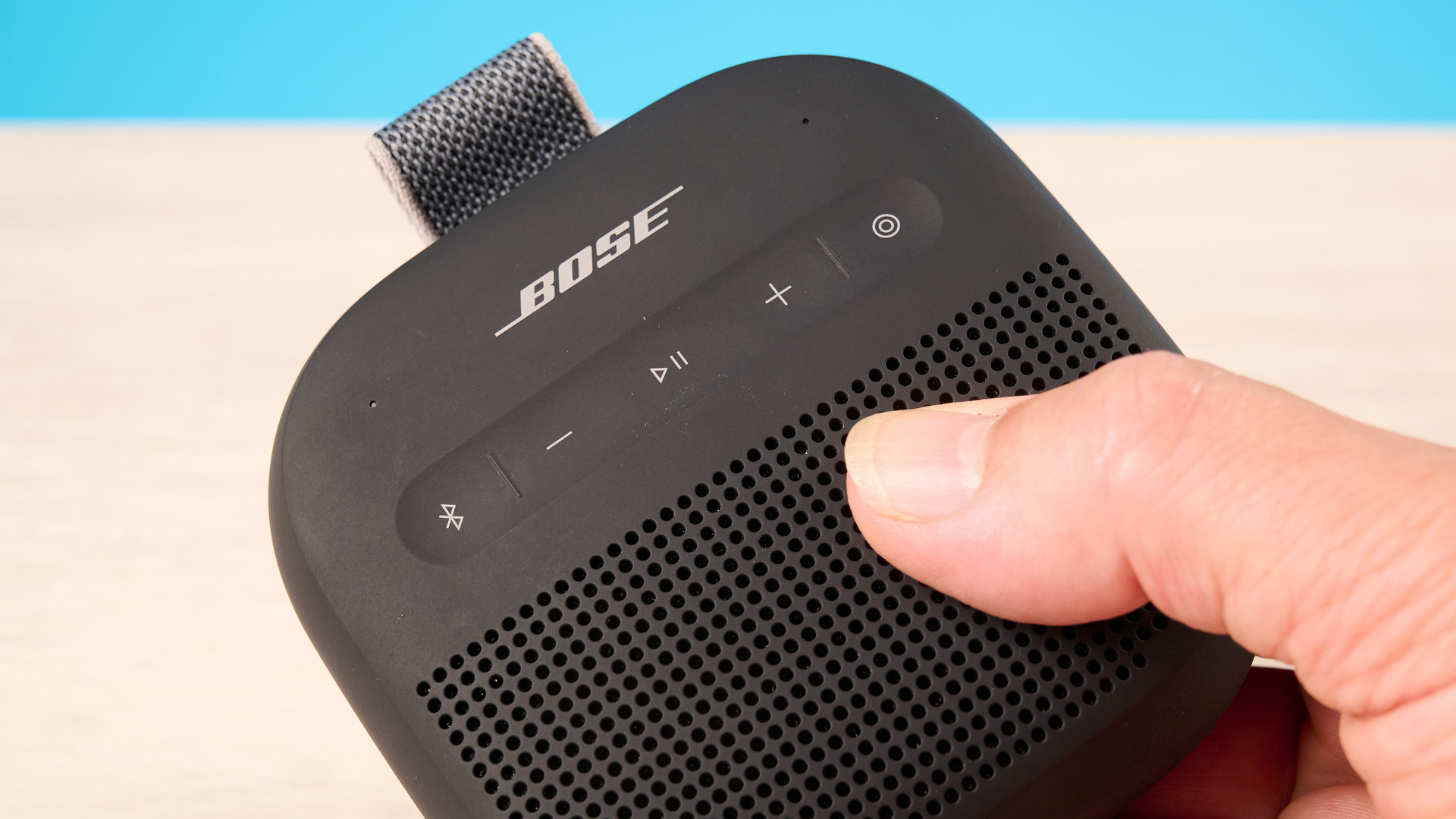 Bose SoundLink Micro 2 בצבע שחור מצולם מול רקע כחול