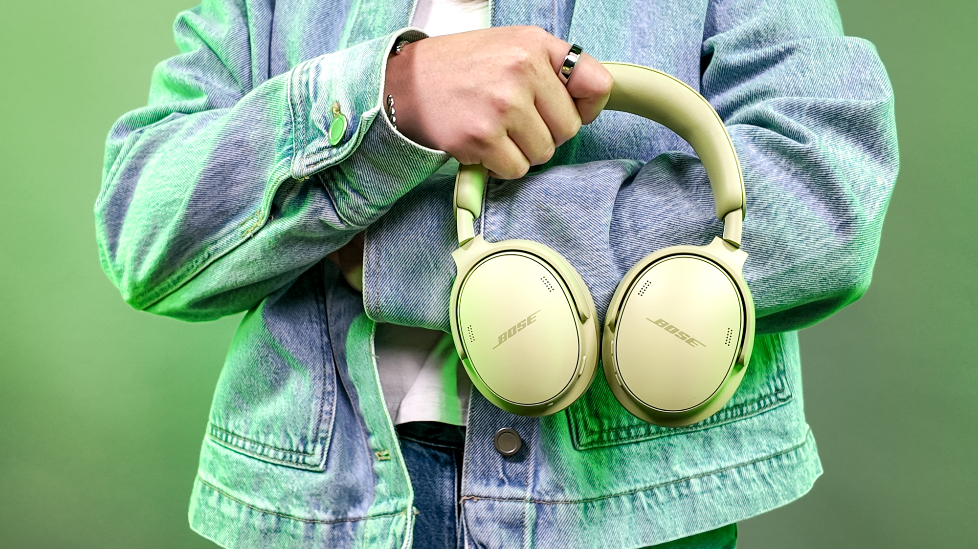 קייט קוזוץ' מחזיקה את אוזניות Bose QuietComfort (דור שני)