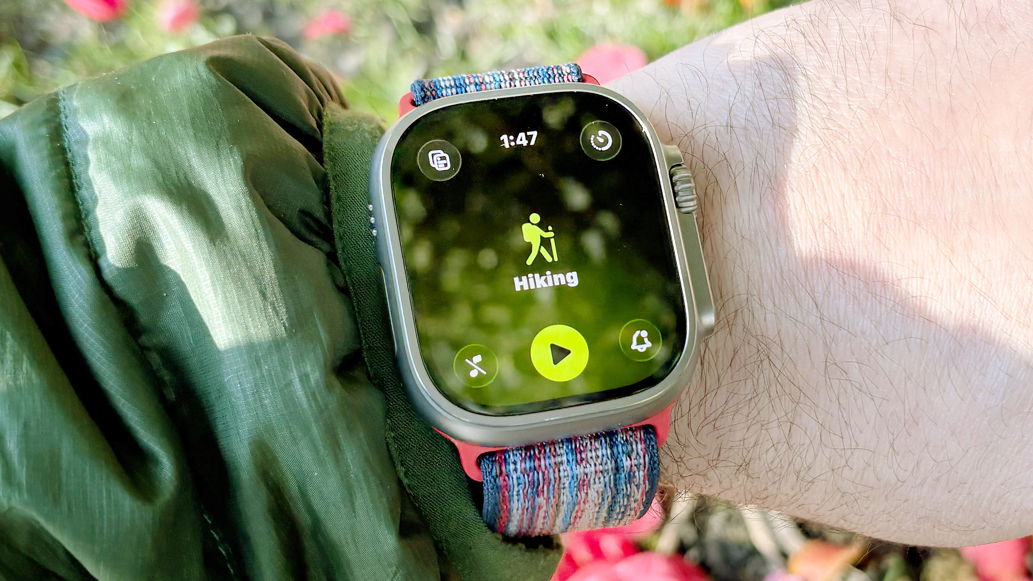 תקריב של Apple Watch Ultra 3 המציג את אפליקציית הטיולים AllTrails