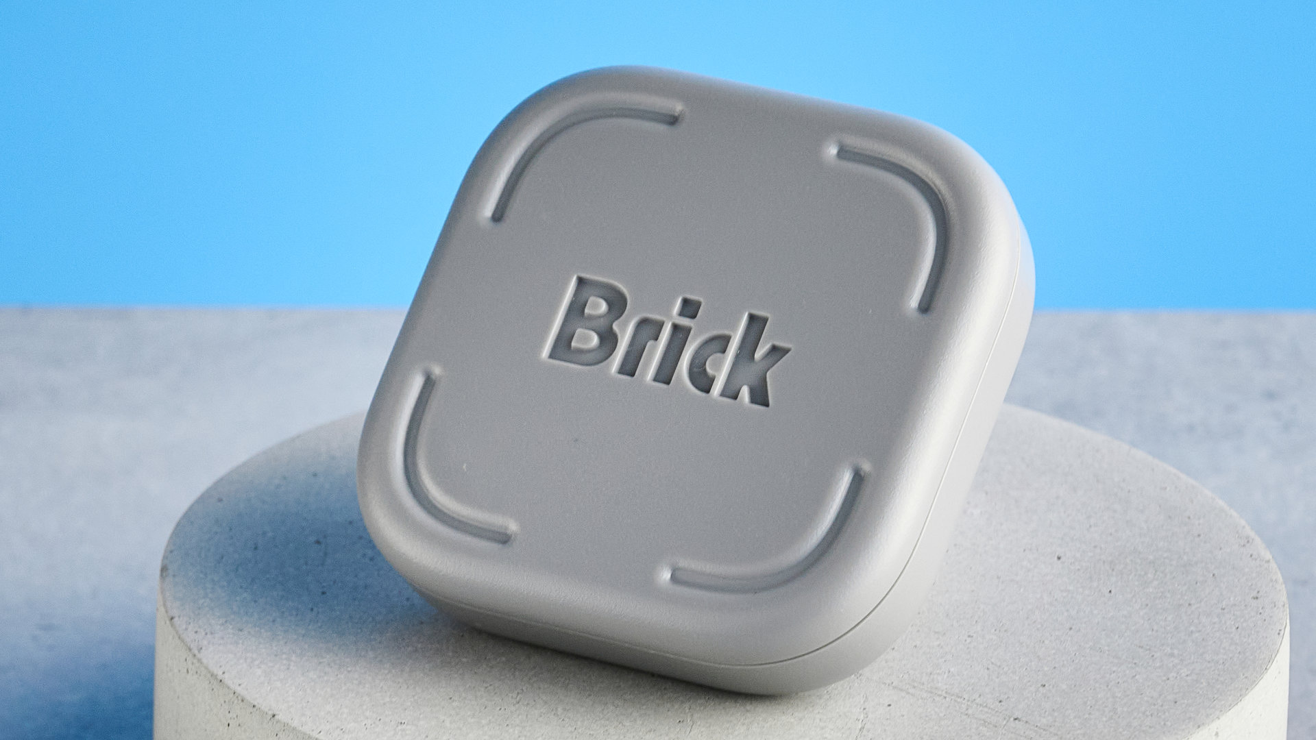 הגאדג'ט Brick מצולם מול רקע כחול