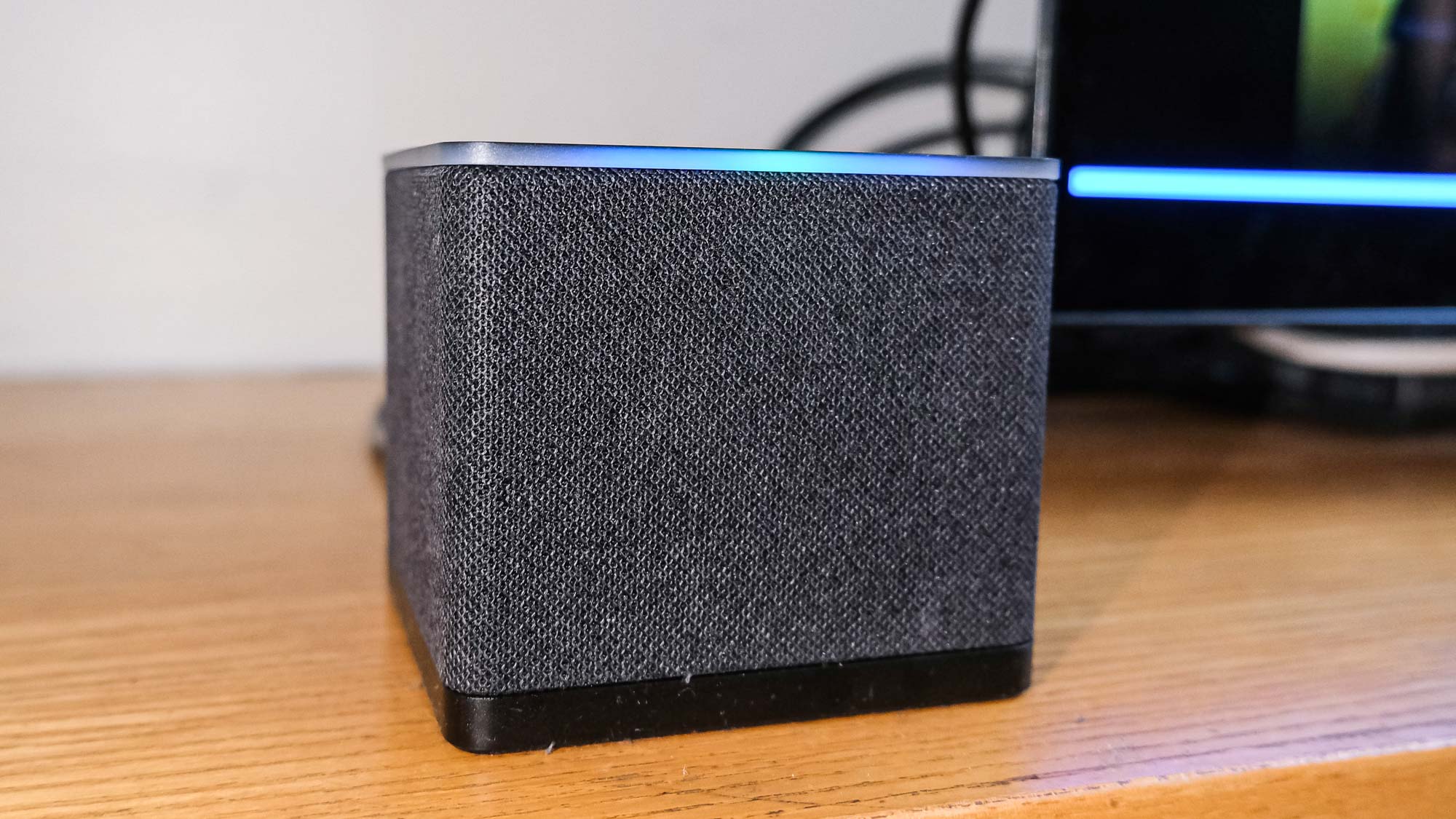 תקריב של Fire TV Cube (2022) עם סרגל Alexa הכחול שלה זוהר