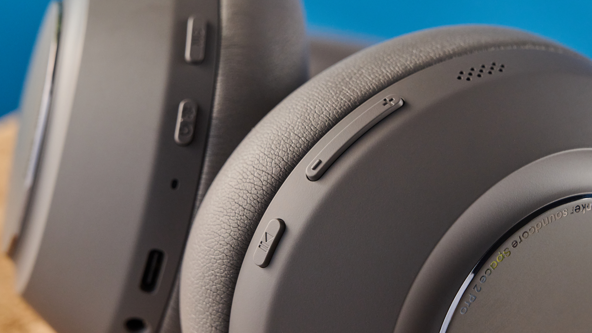 אוזניות ה-anker soundcore space 2 pro באפור סגול שצולמו על רקע המדריך הכחול של Tom's