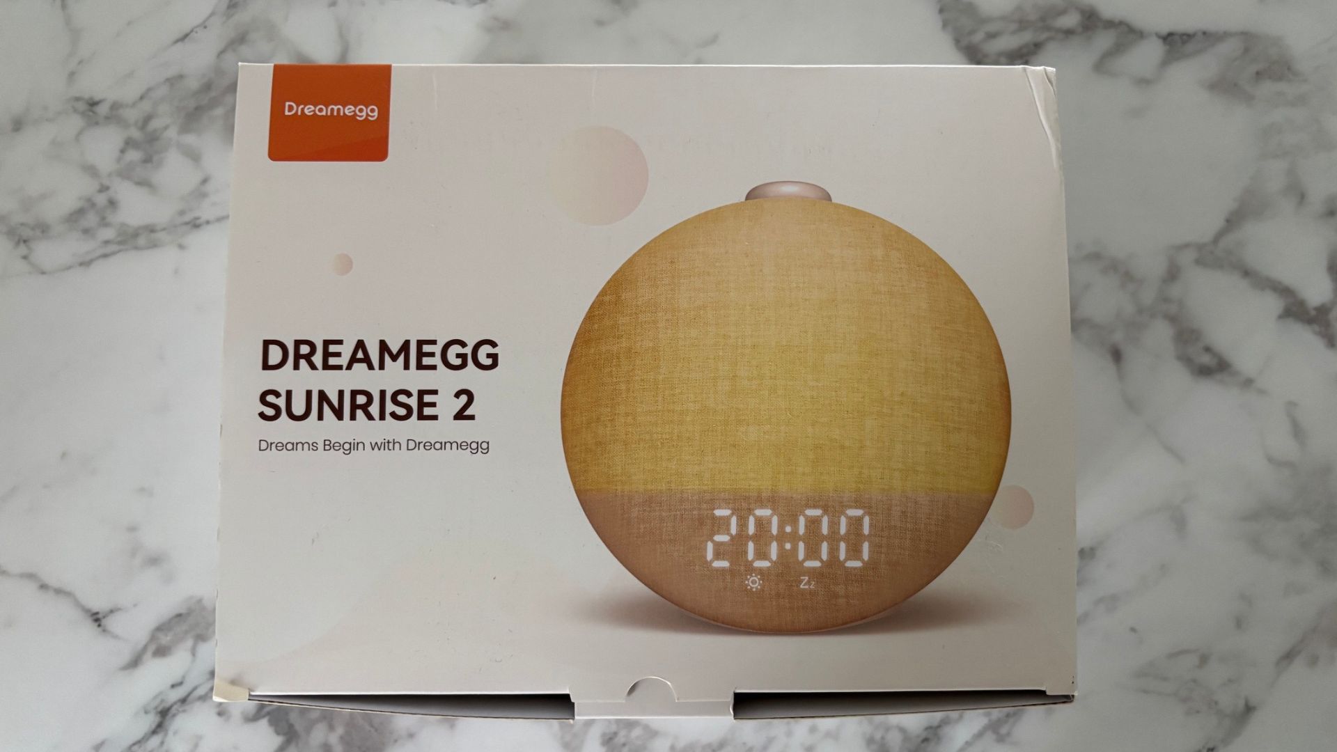 קופסת Dreamegg Sunrise 2 יושבת על משטח שיש