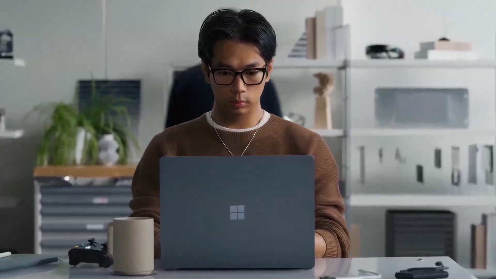 סגנון חיים בעבודה על Microsoft Surface Laptop Ultra