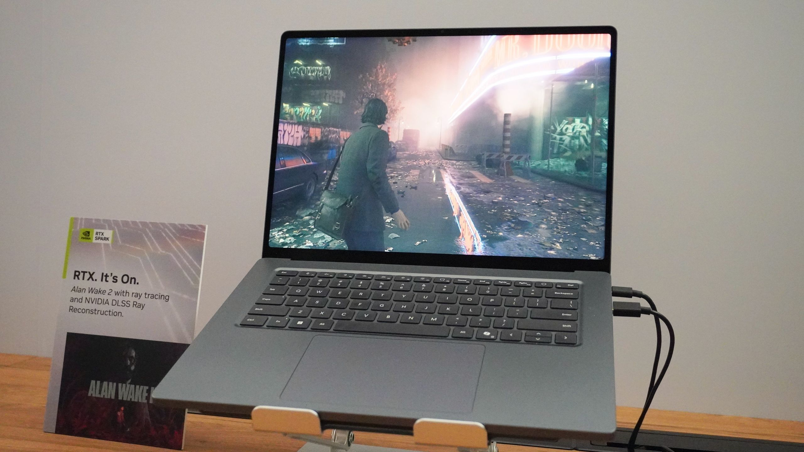 Microsoft Surface Laptop Ultra לעומת MacBook Pro M5 Pro: ההבדלים הגדולים ביותר הוסברו