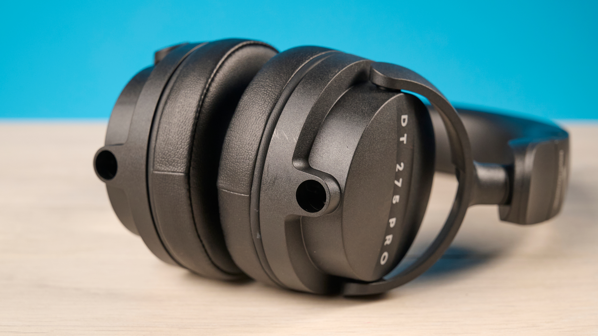 Beyerdynamic DT 275 Pro מצולם מול רקע כחול