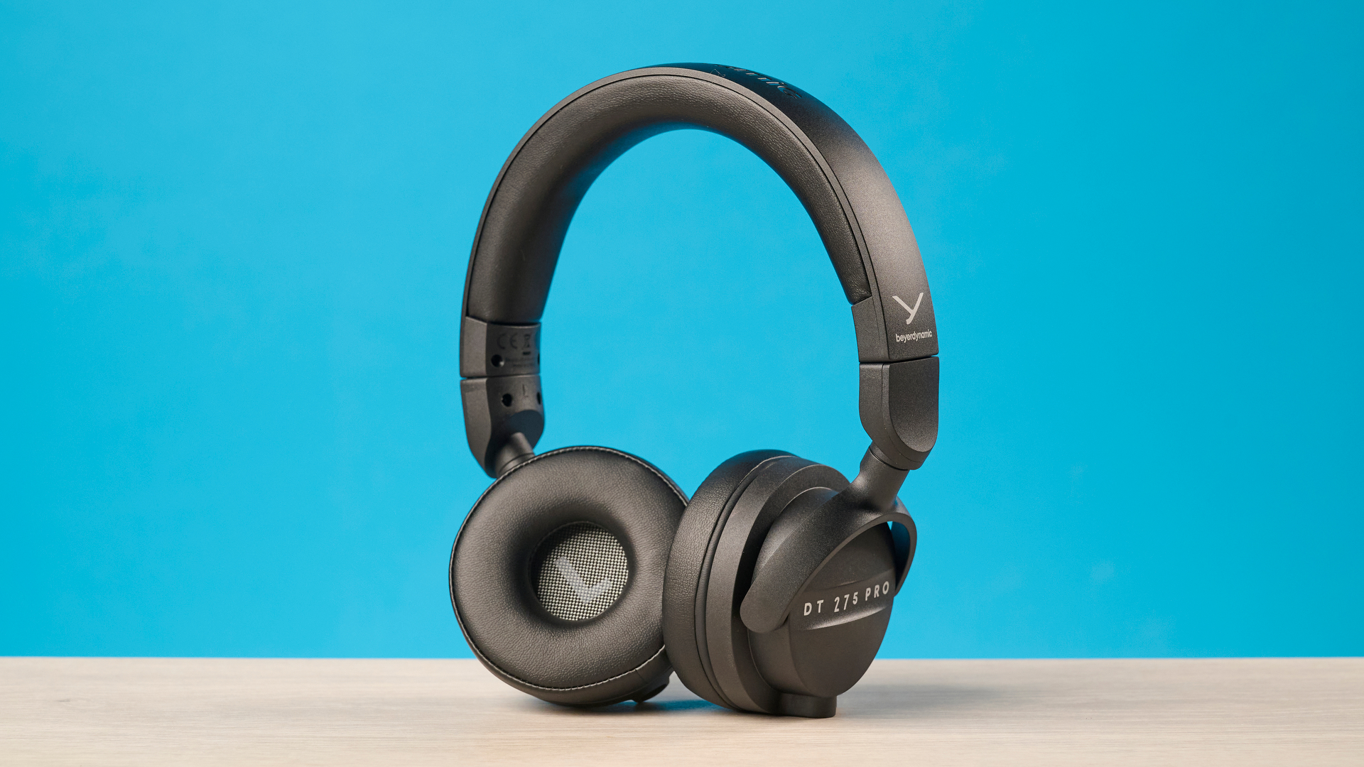 Beyerdynamic DT 275 Pro מצולם מול רקע כחול