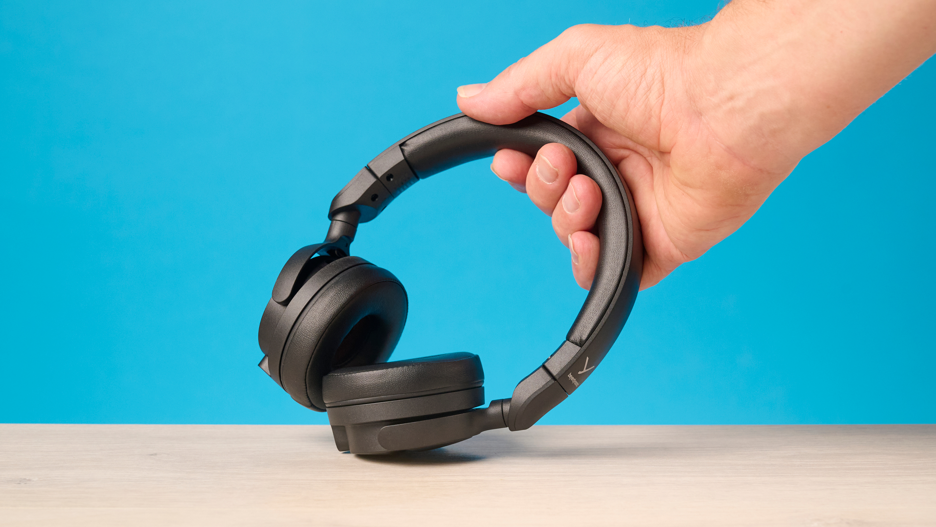 Beyerdynamic DT 275 Pro מצולם מול רקע כחול