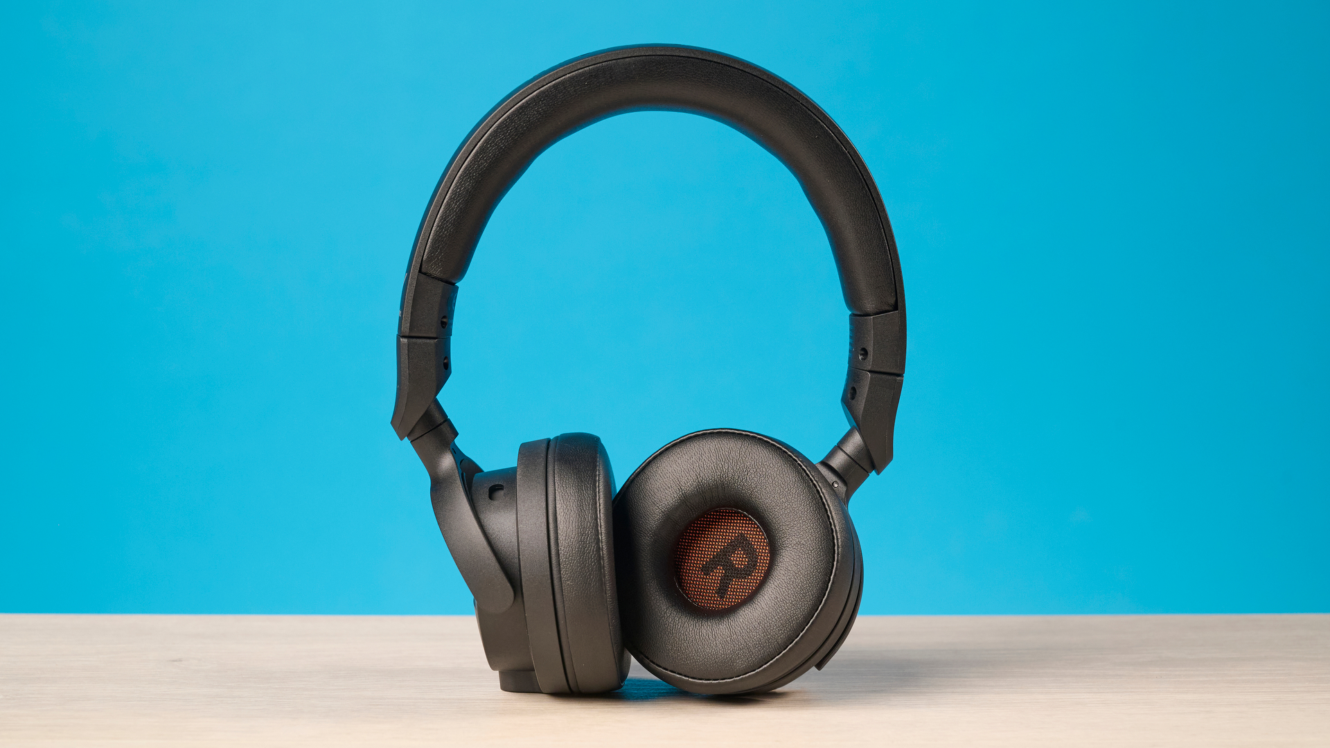 Beyerdynamic DT 275 Pro מצולם מול רקע כחול