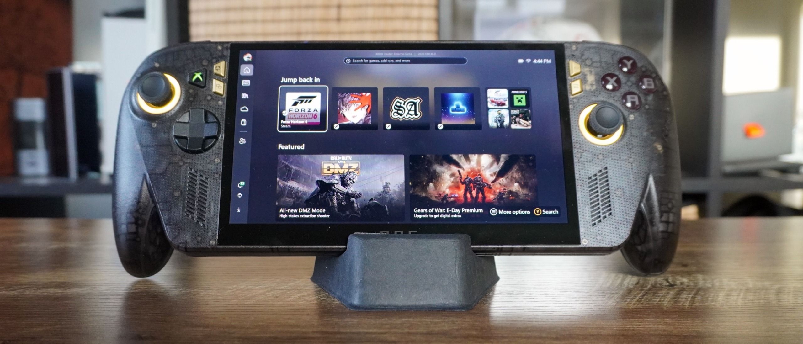 לקחתי איתי את ה-Asus ROG Xbox Ally X20 מסביב לעולם - הוא נהדר, אבל האם הוא 1,299$ נהדר? מאת ג'ייסון אנגליה פורסם ב-15 באוקטובר 26 ROG Xbox Ally X20 הוא ללא ספק טוב יותר מקודמו, עם מסך OLED מדהים וארגונומיה מעולה אך תג מחיר של 1,299 דולר מחזיק אותו.