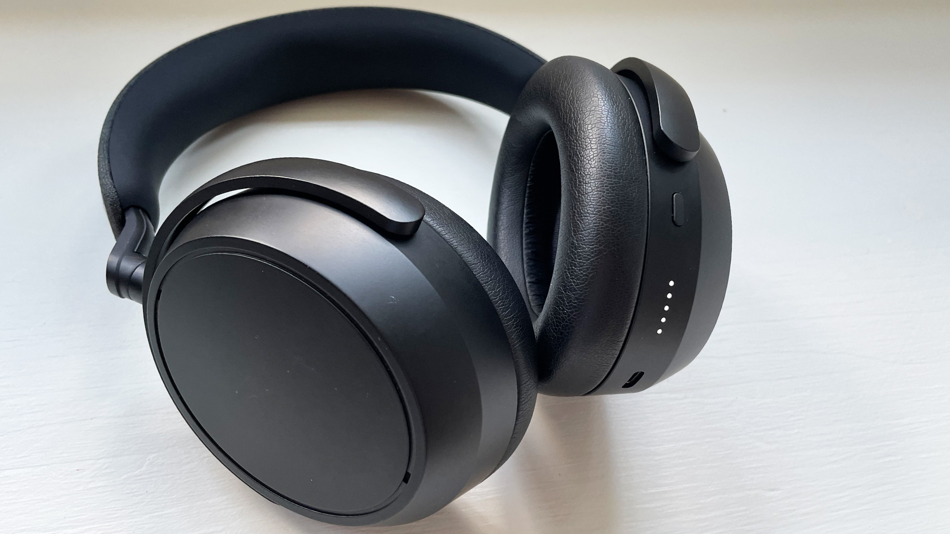 אוזניות אלחוטיות Sennheiser Momentum 4 מקרוב על רקע צבוע לבן 