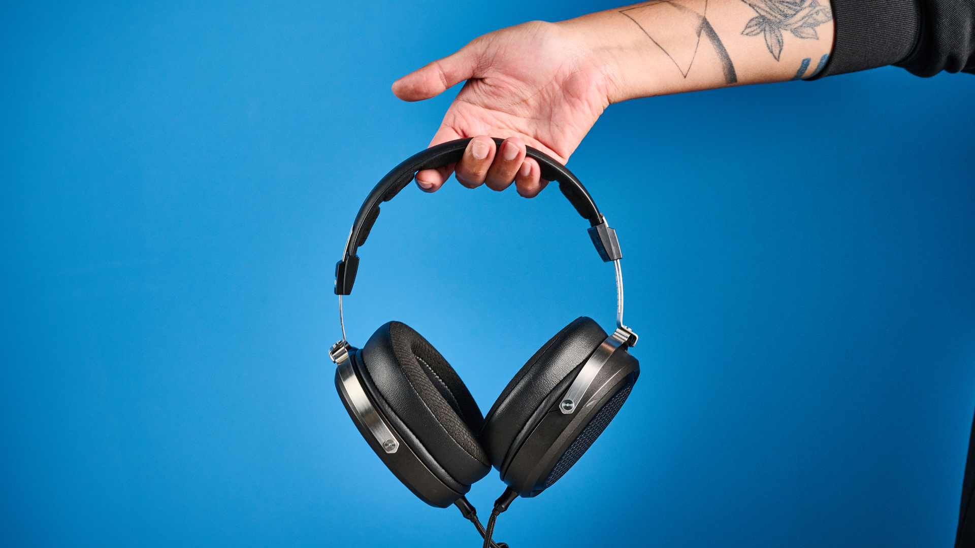 אוזניות ה-fiio ft1 pro חוטיות עם גב פתוח שצולמו עם רקע מדריך כחול