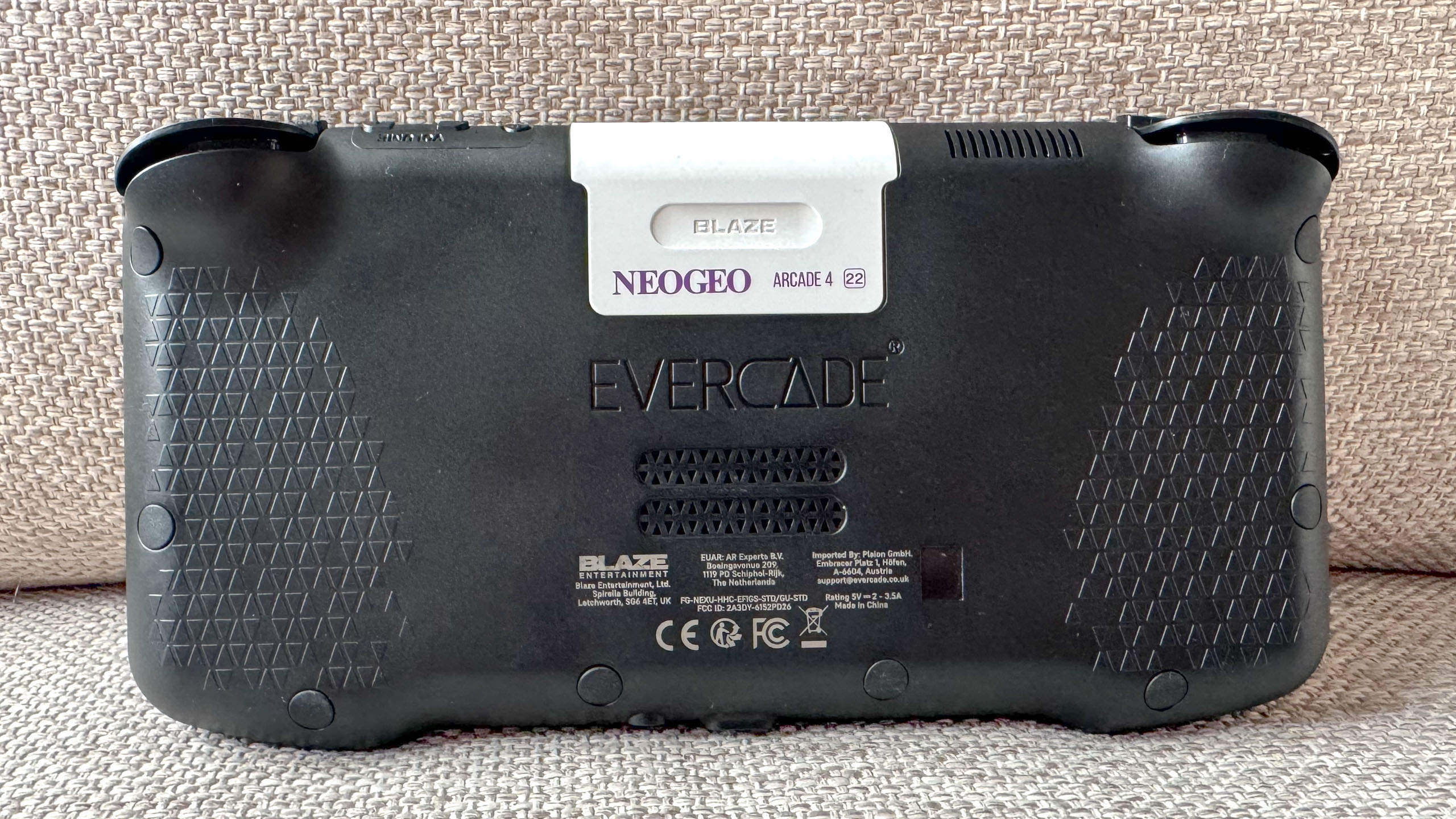 החלק האחורי של מכשיר Evercade Nexus