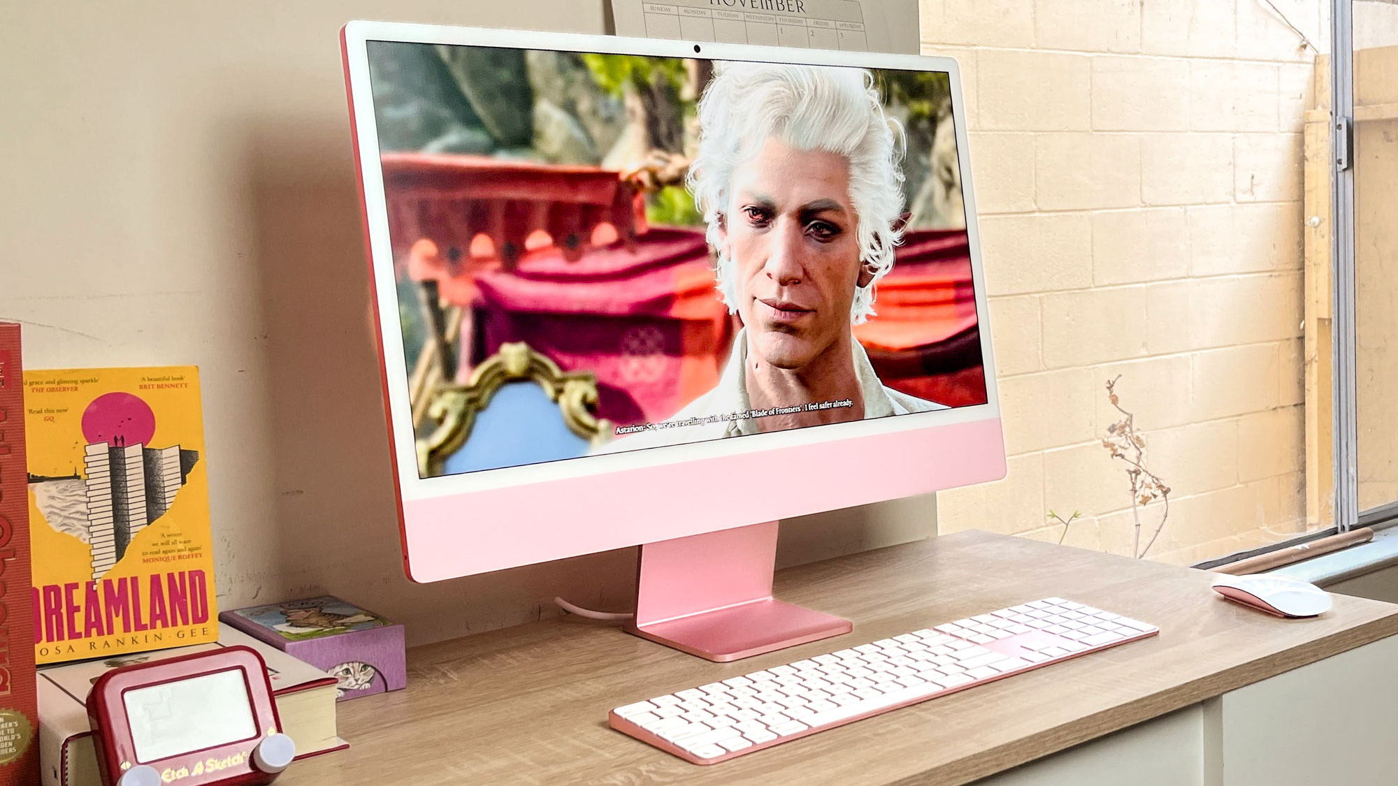 יחידת סקירת Apple iMac M4 על שולחן העבודה