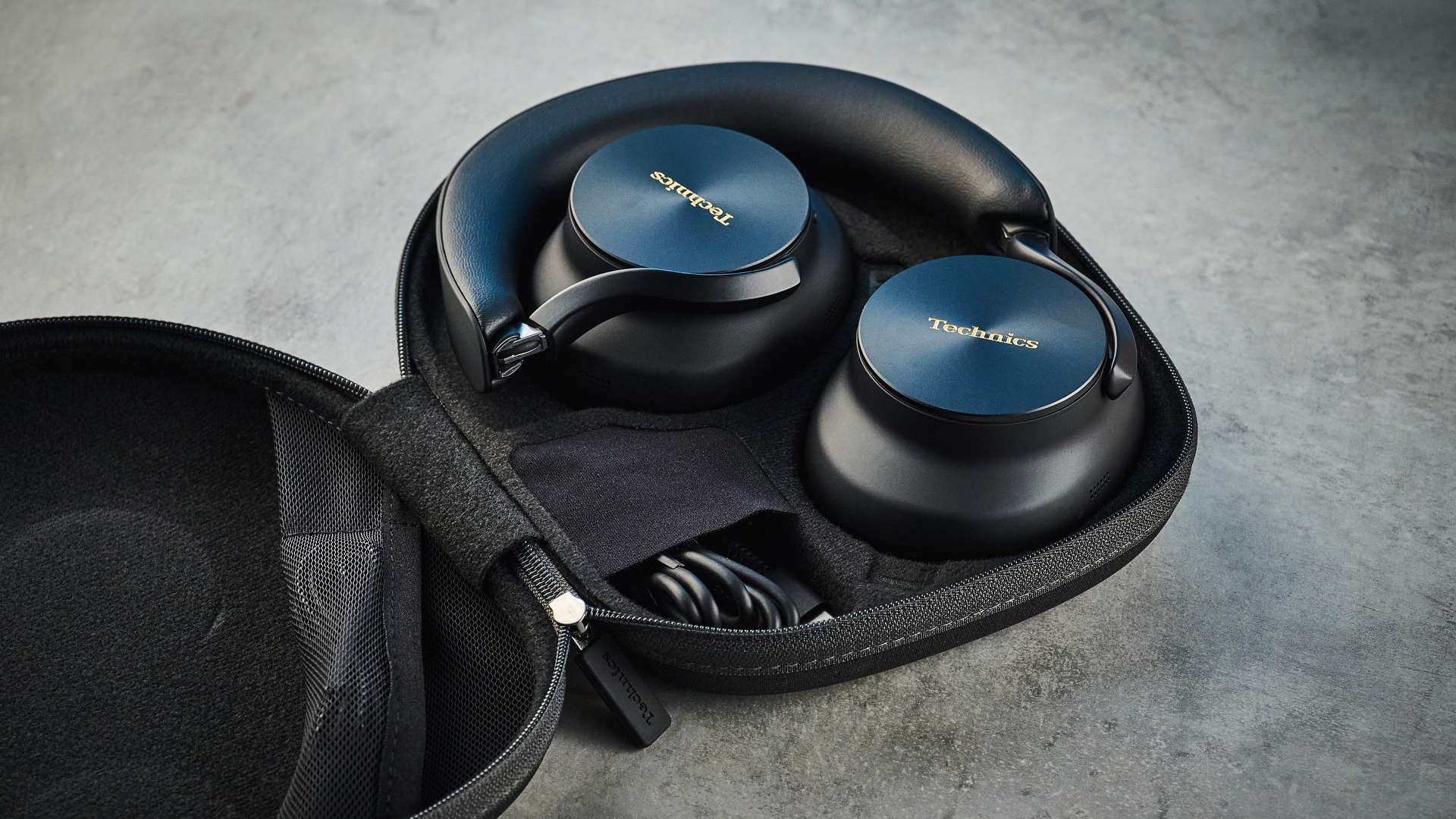 אוזניות the technics eah-a1000 עם לוגו זהב טכניקה שצולם על רקע כחול