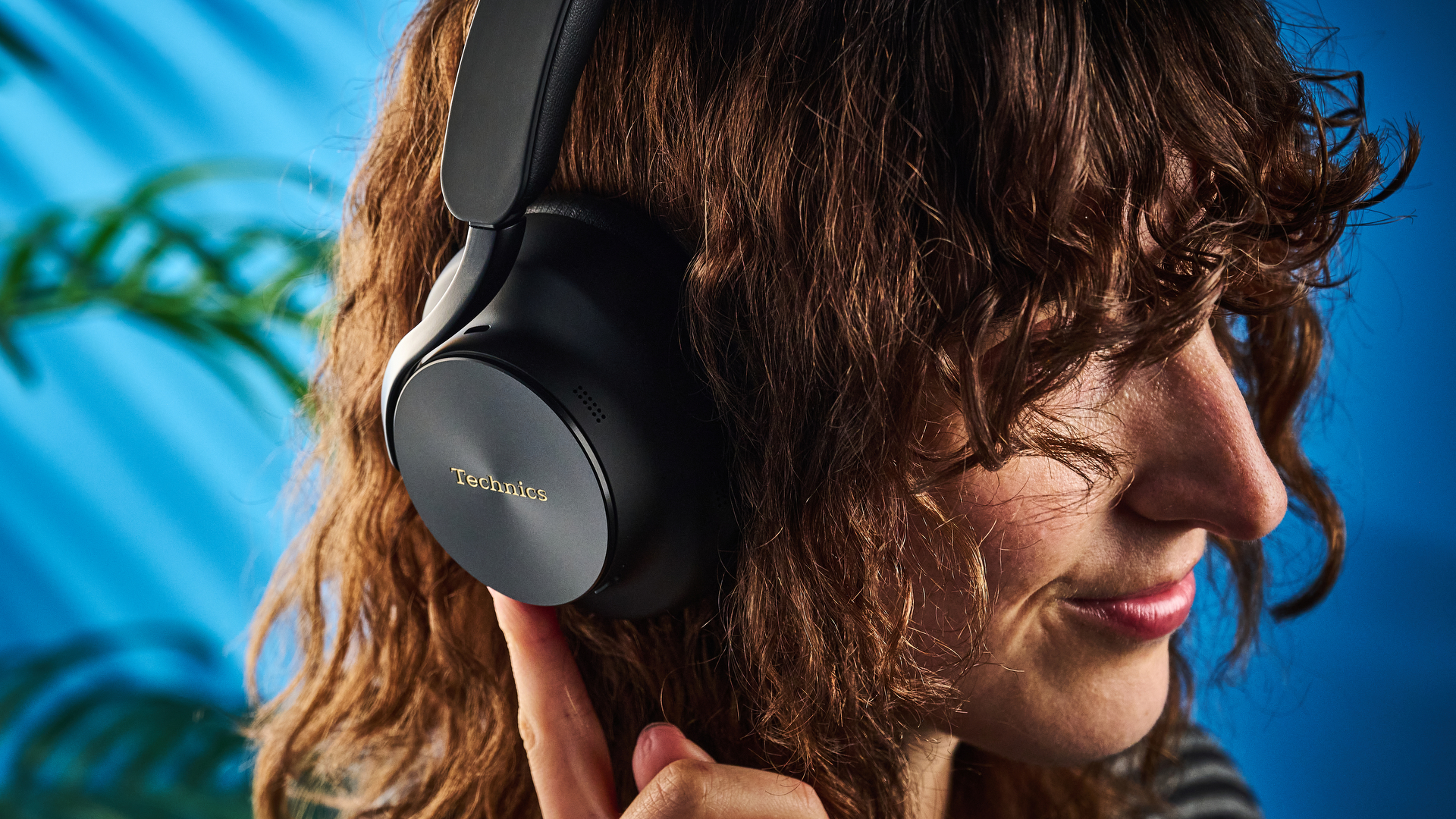 אוזניות the technics eah-a1000 עם לוגו זהב טכניקה שצולם על רקע כחול