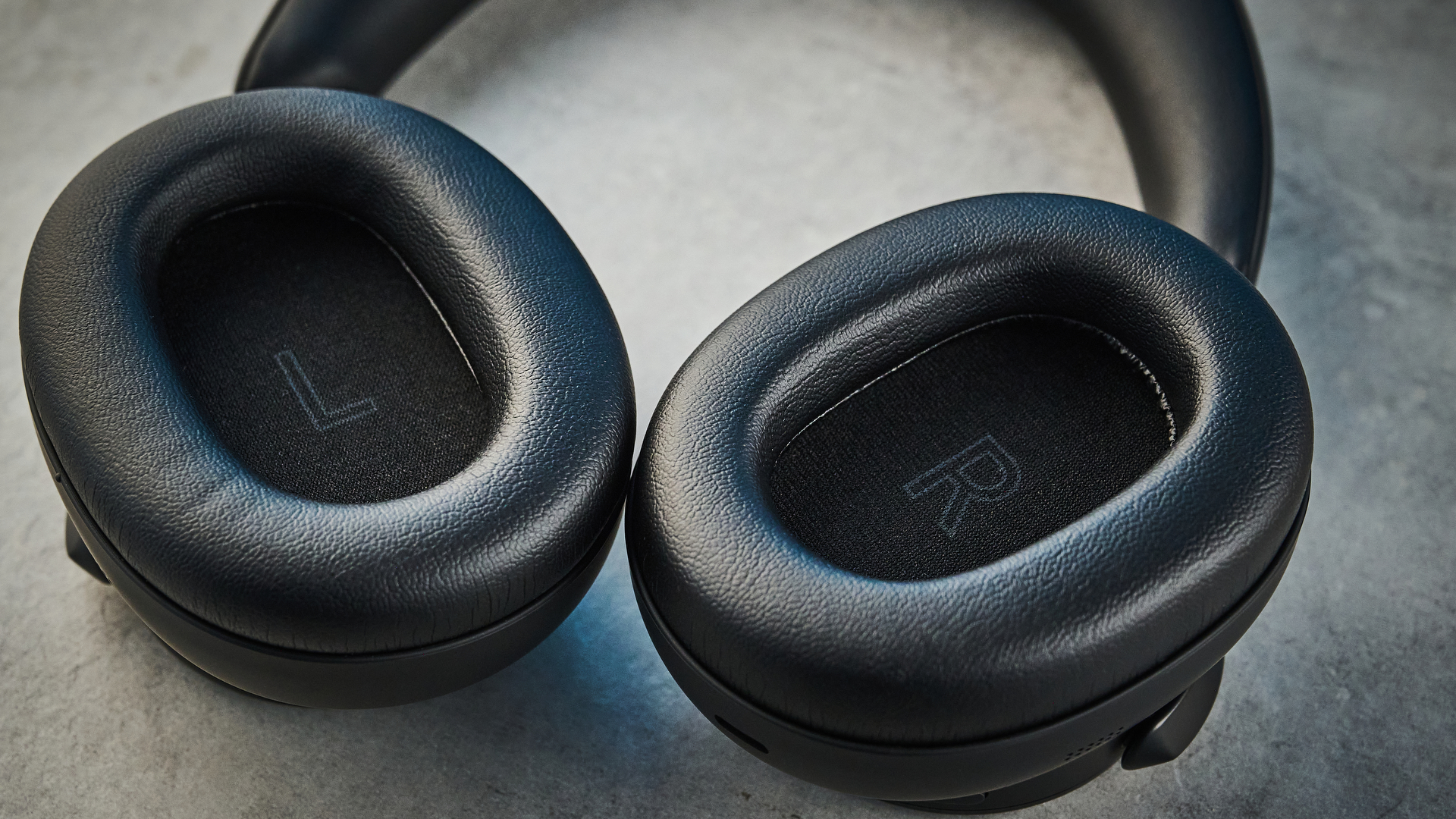 אוזניות the technics eah-a1000 עם לוגו זהב טכניקה שצולם על רקע כחול