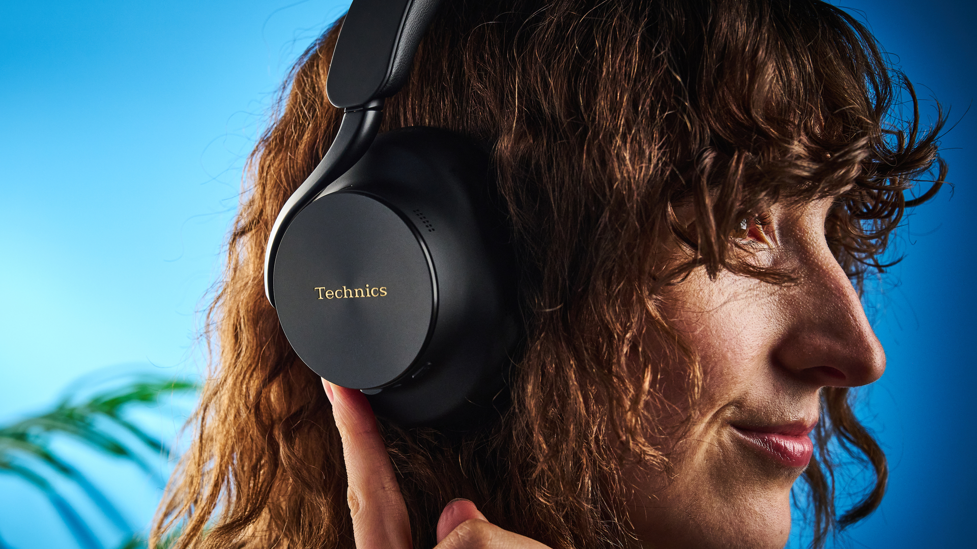 אוזניות the technics eah-a1000 עם לוגו זהב טכניקה שצולם על רקע כחול