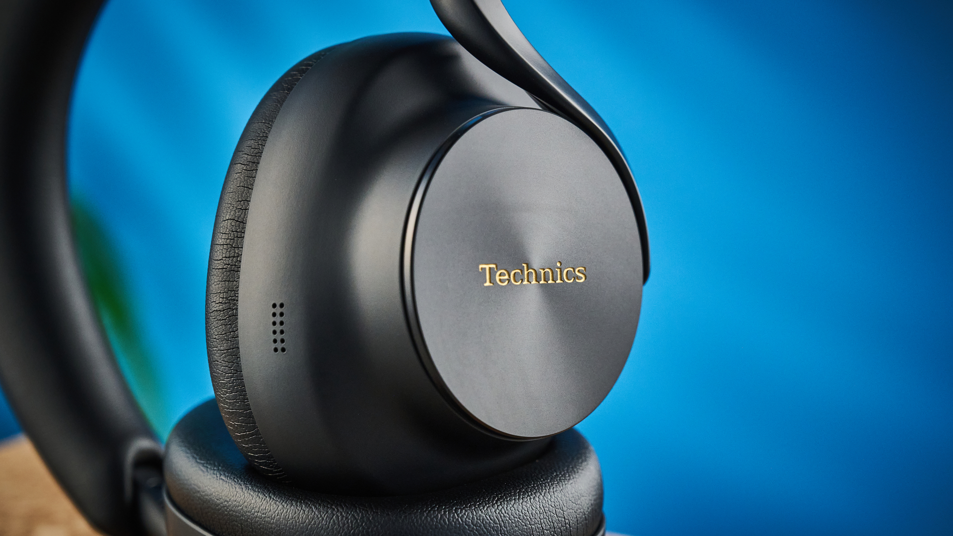 אוזניות the technics eah-a1000 עם לוגו זהב טכניקה שצולם על רקע כחול