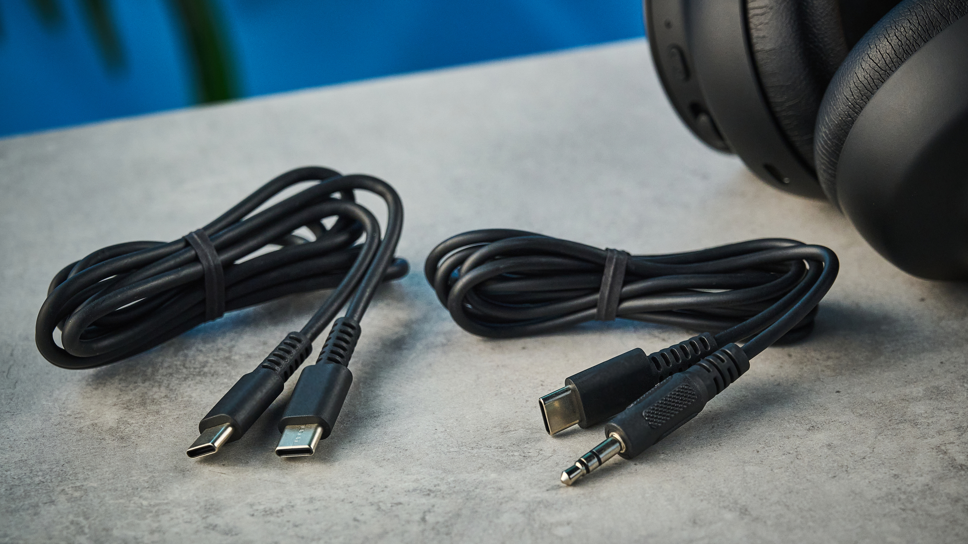 אוזניות the technics eah-a1000 עם לוגו זהב טכניקה שצולם על רקע כחול