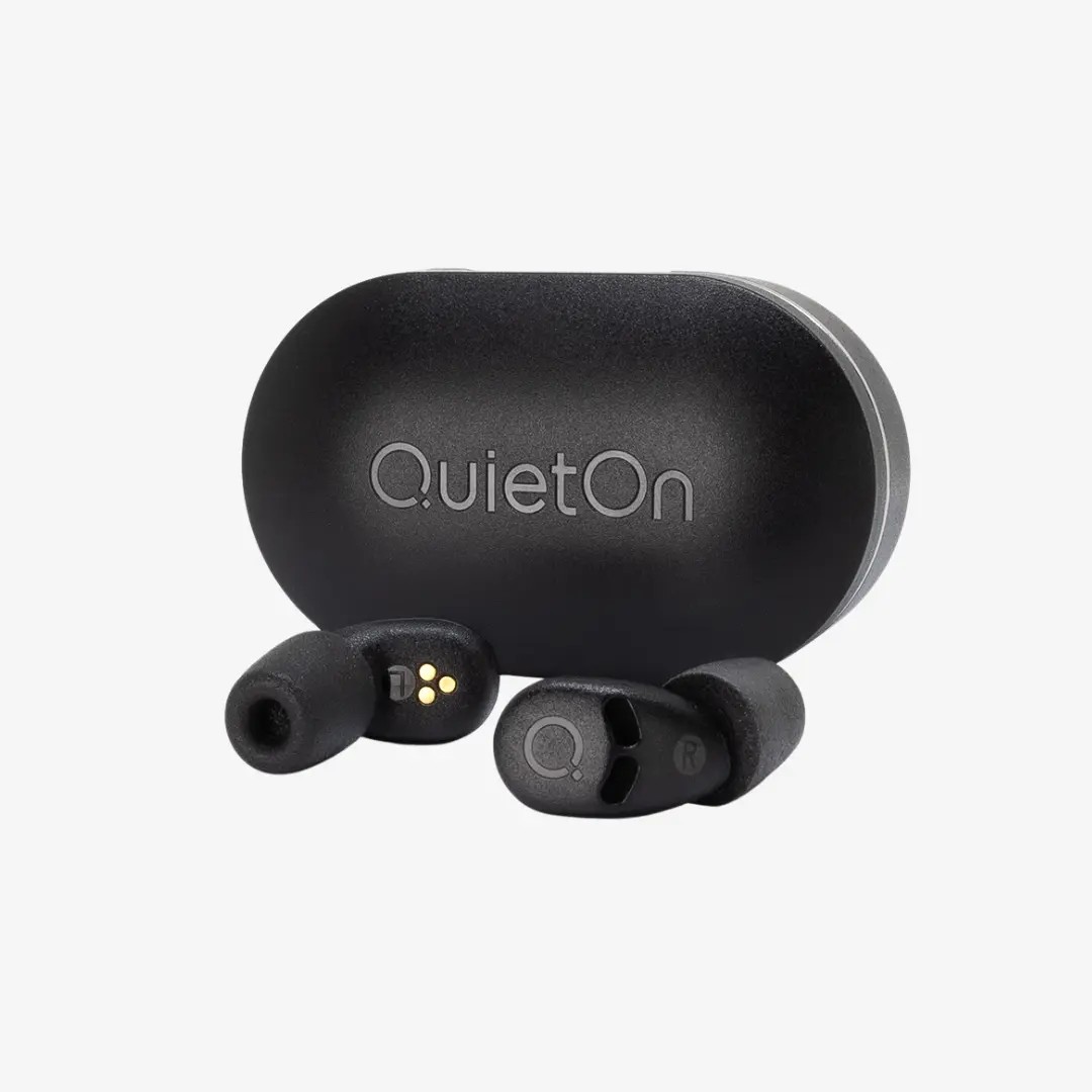 ה-QuietOn 4 על רקע לבן.